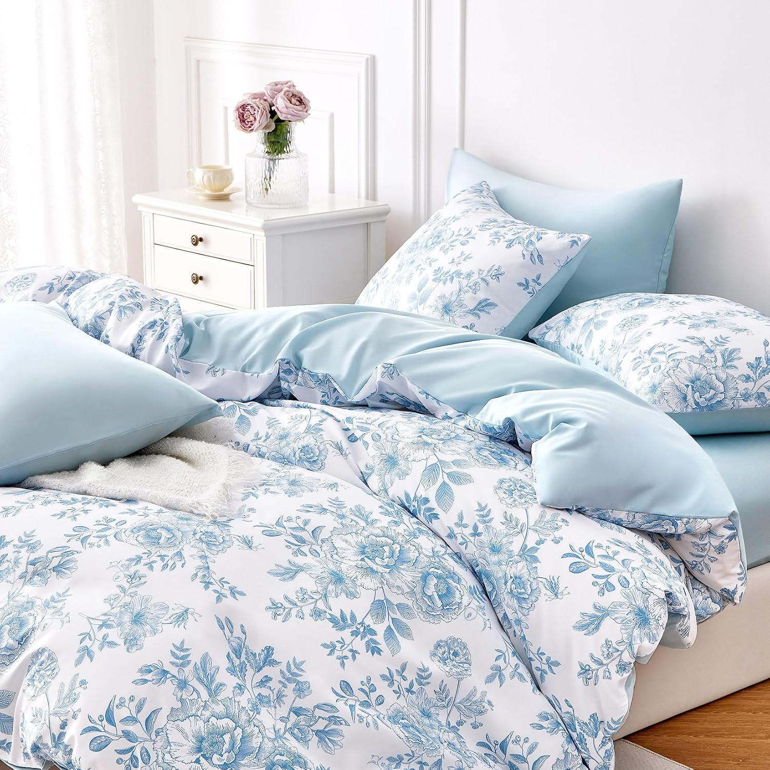 Wake In Cloud - Floral Comforter Set, Shabby Chic Cottagecore Coquette Style with Vintage Botanical Flower Pattern, Soft Lightweight Bedding, 3 Pieces, Blue White, Twin/Twin XL Size