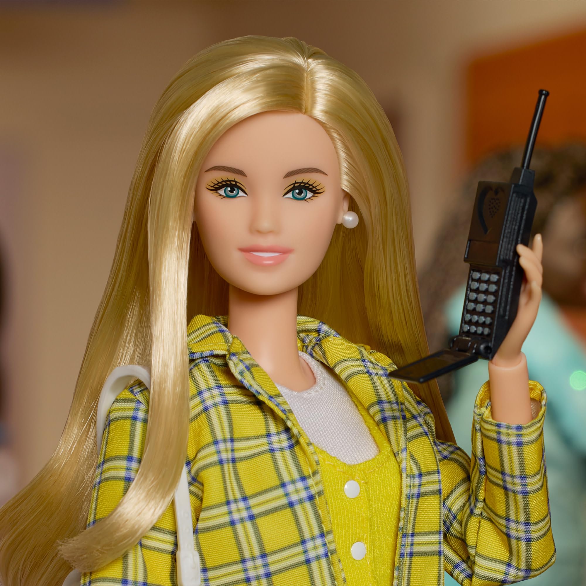 Barbie Signature Clueless Słodkie zmartwienia Cher Lalka kolekcjonerska w żółtym stroju w kratę z plecakiem, „komórką” i tymczasowym prawem jazdy, JBJ34