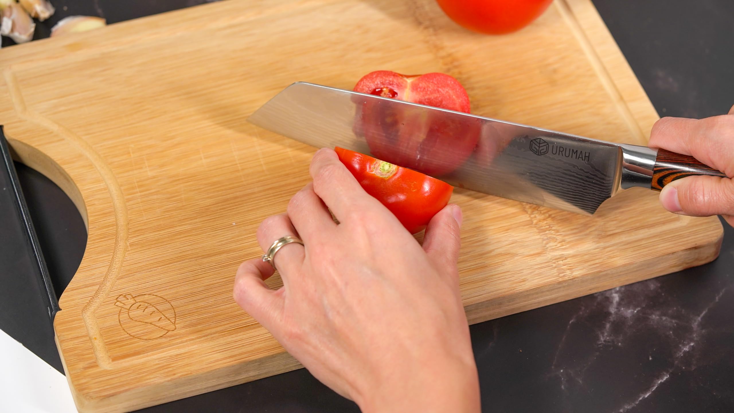 URUMAH Coltello Kiritsuke in acciaio ad alto tenore di carbonio 7CR17MoV con impugnatura in legno. Viene fornita una bella custodia regalo e fodere protettive.