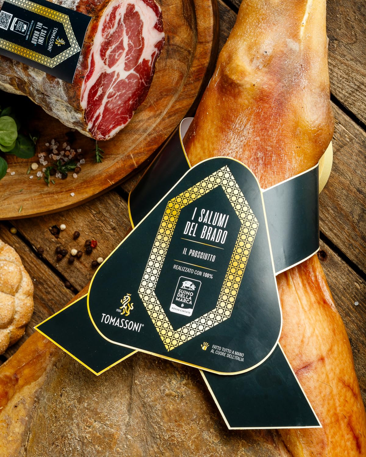 Tomassoni PROSCIUTTO CRUDO Maiale Semibrado Suino della Marca | Senza Glutine e Senza Lattosio | Prodotto Artigianale 100% Italiano | Specialità Gourmet Marchigiana | Intero Sottovuoto 8,5kg