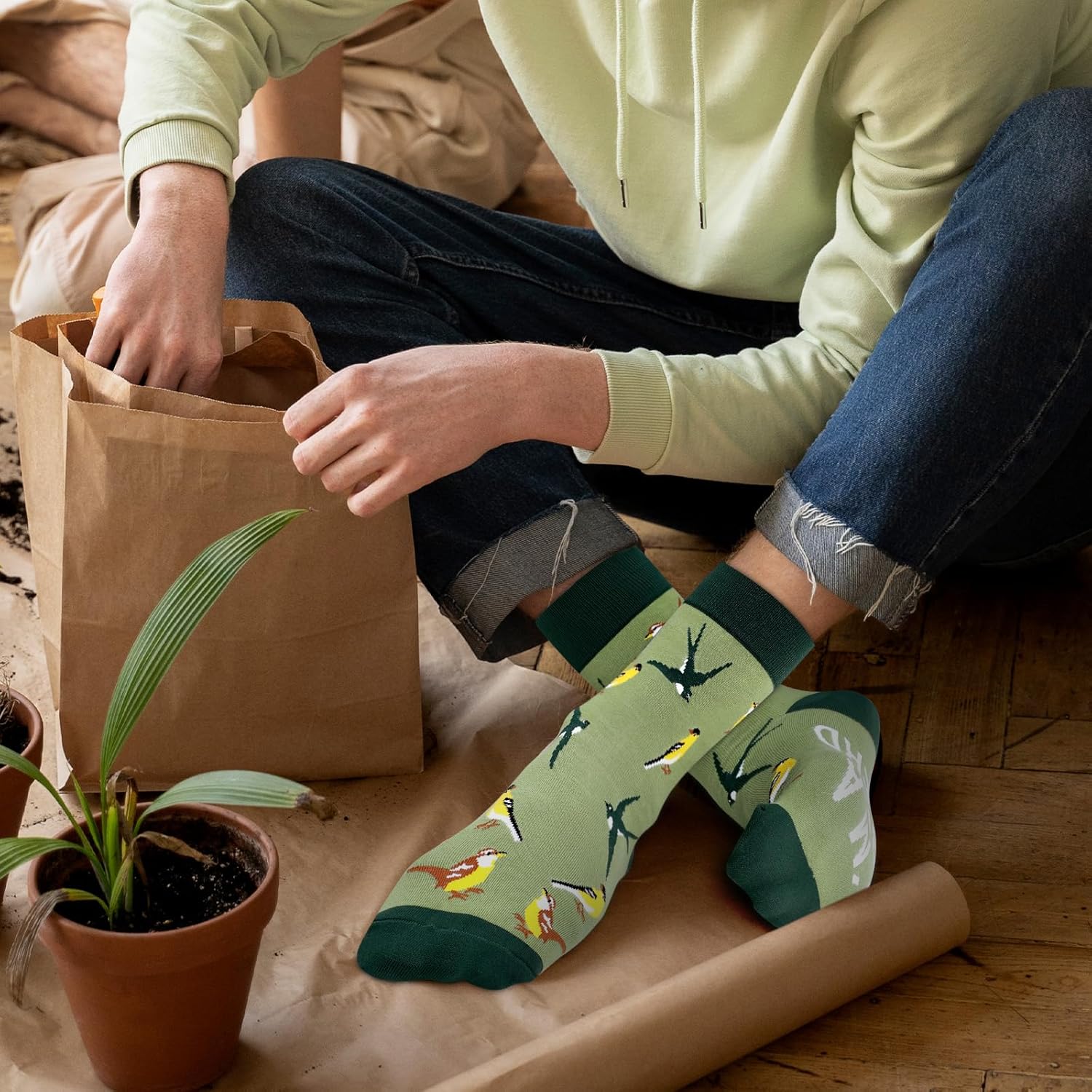 Vansolinne Birds Socks For Men Casual Crew Socks Bird Nerd Lovers Appreciation Birthday Funny Crazy Animal Gifts Cardinal Hummingbird Spring Watchers Cozy Breathable Mid-calf Length 4 Pairs - Image 2