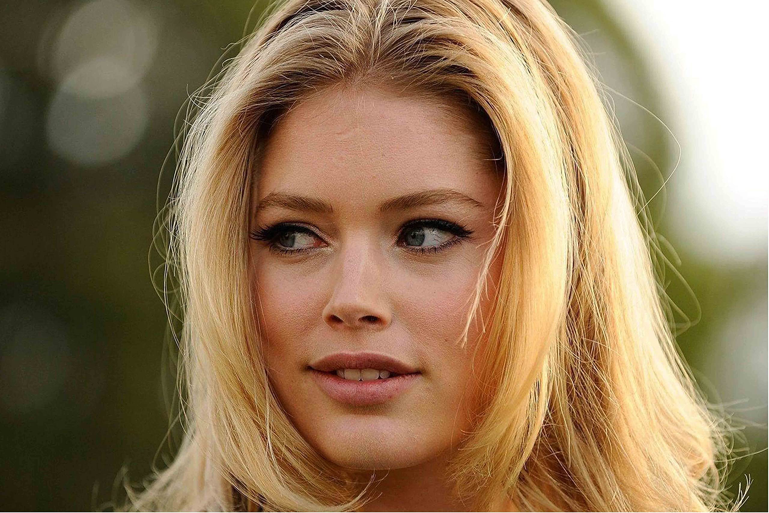 Yellow Alley Doutzen Kroes Poster|Famous Model Sticker Poster|Poster for Living Room/Studio/Show Room|Poster for Interior Decoration|Wall Art Item|Self Adhesive Wall Sticker Paper Poster