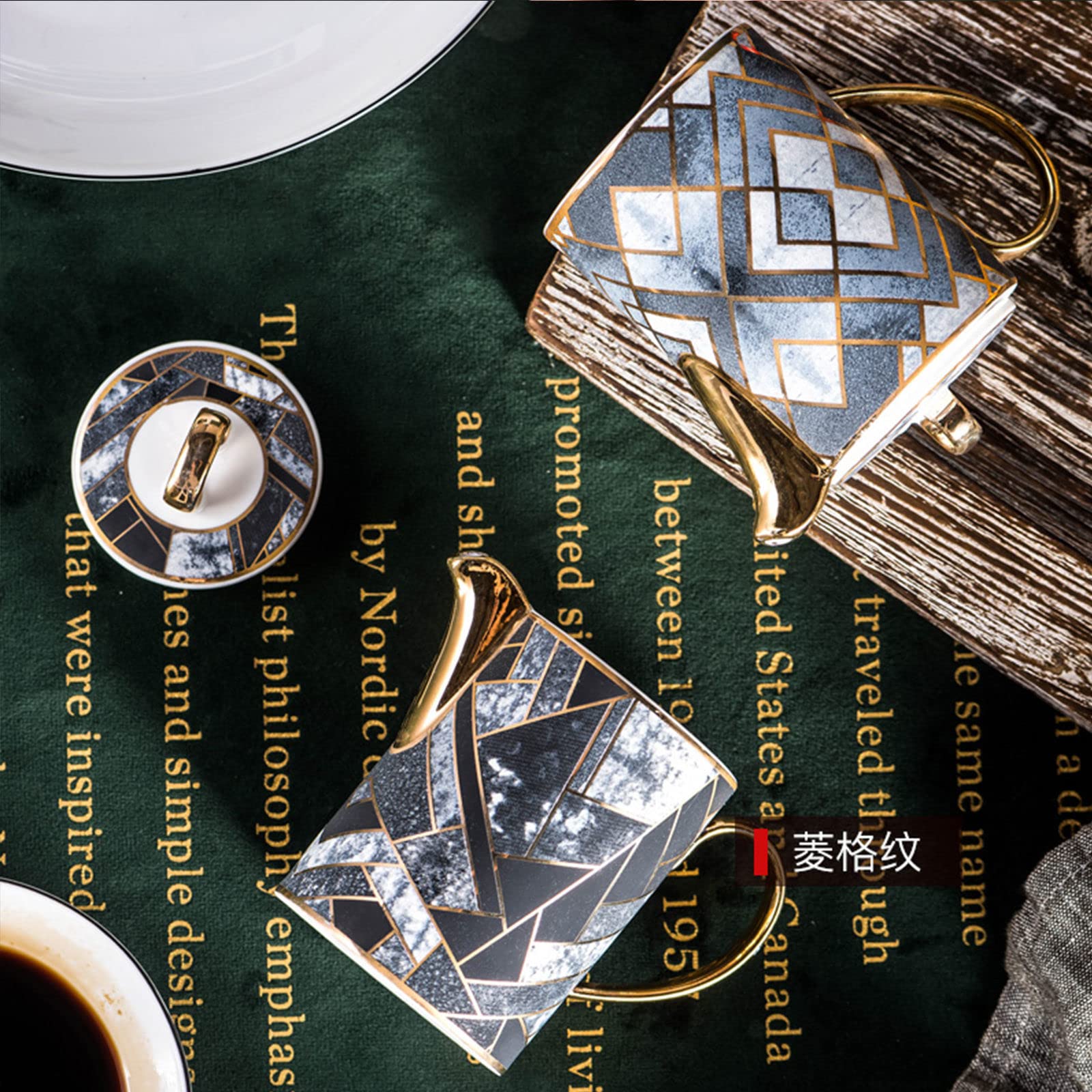 Ensemble de service comprenant un pot à lait, une saucière, un verre à eau, un pichet, un distributeur de crème et de café, un bol à sucre et à sauce en céramique avec couvercle, un pot à crème e