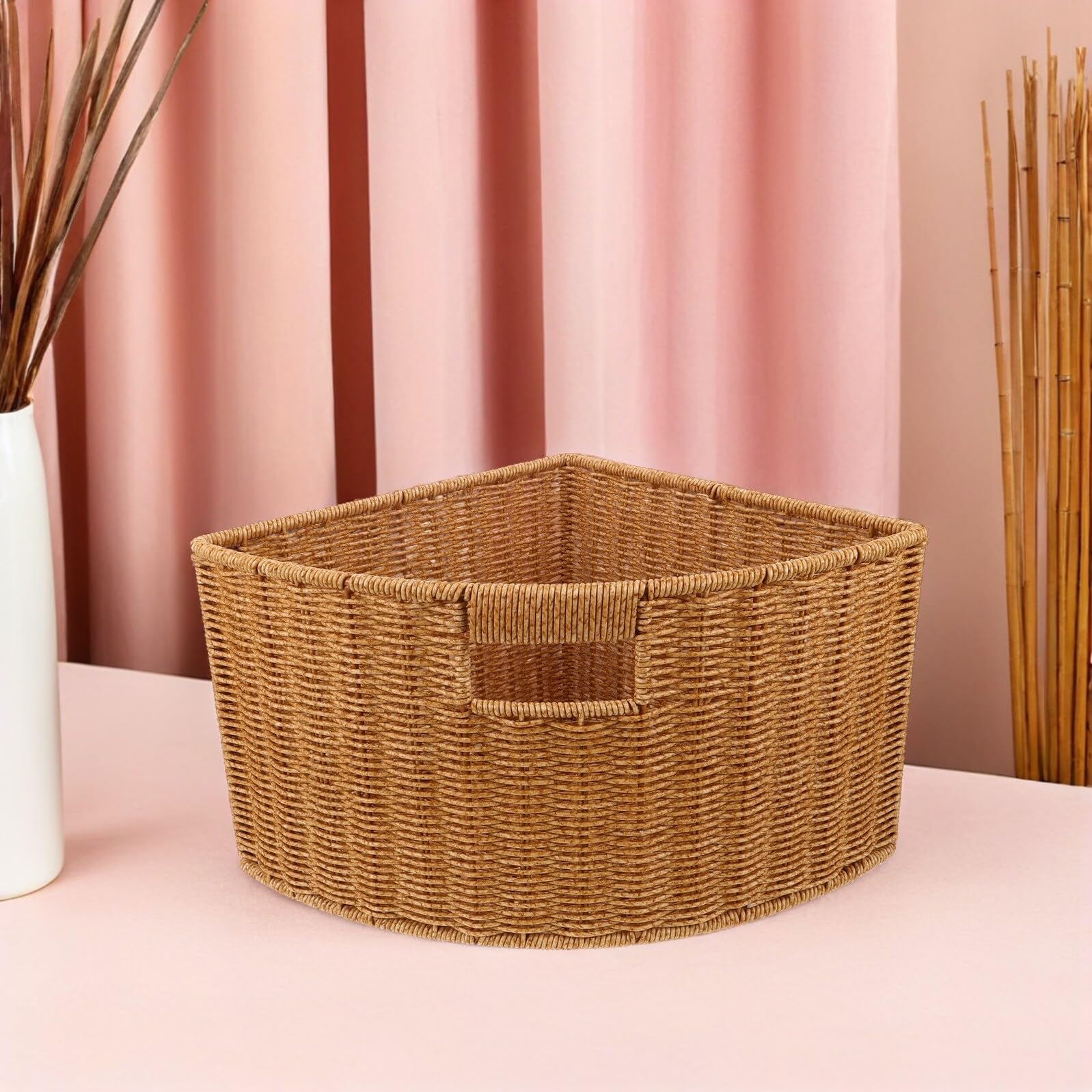 DOITOOL Cesta Triangular Pequeña de Imitación Ratán Plástico para Almacenamiento en Esquinas, Organizador Multiusos para Dormitorio y Baño, Cesta Ligera para Encimera y Estantes