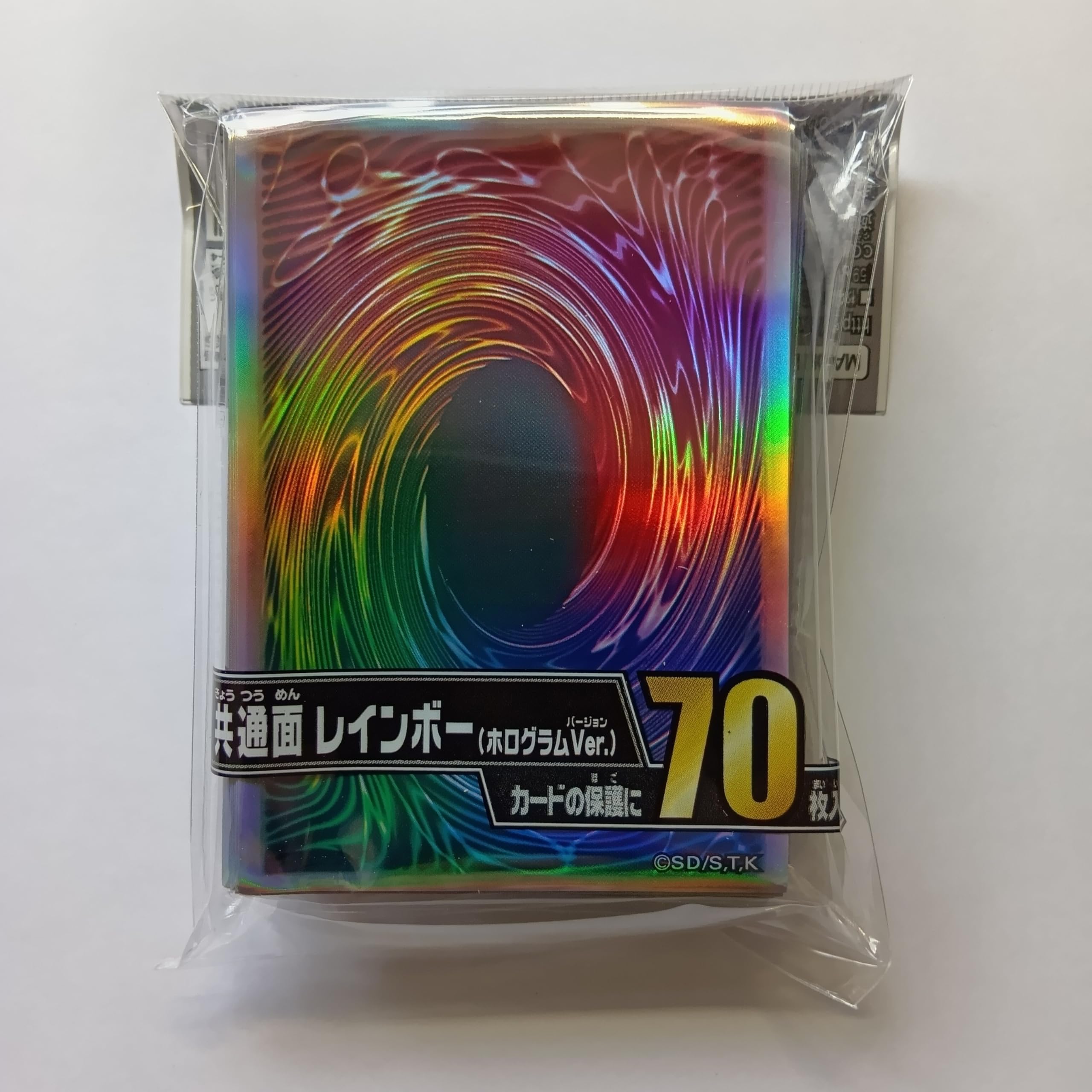 遊戯王 スリーブ 9個セット 共通面 レインボー ホログラムVer ② Amazon.co.jp: 日本語版 スリーブ 2025 共通面 レインボー（ホログラム