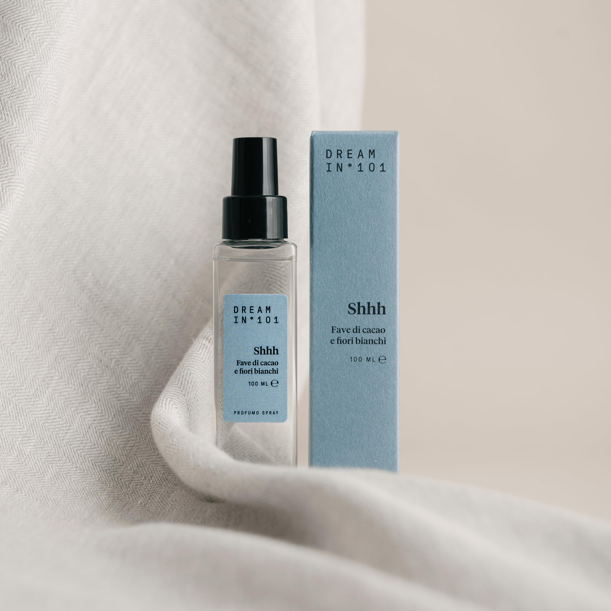 DREAMIN*101- Profumo Spray Tessuti Fragranza Fiori Bianchi e Fave di Cacao, Profumatore Cuscino e Letto Concilia Sonno e Relax, Pillow Spray Naturale Delicato, Profumi Made in Italy, 100 ml