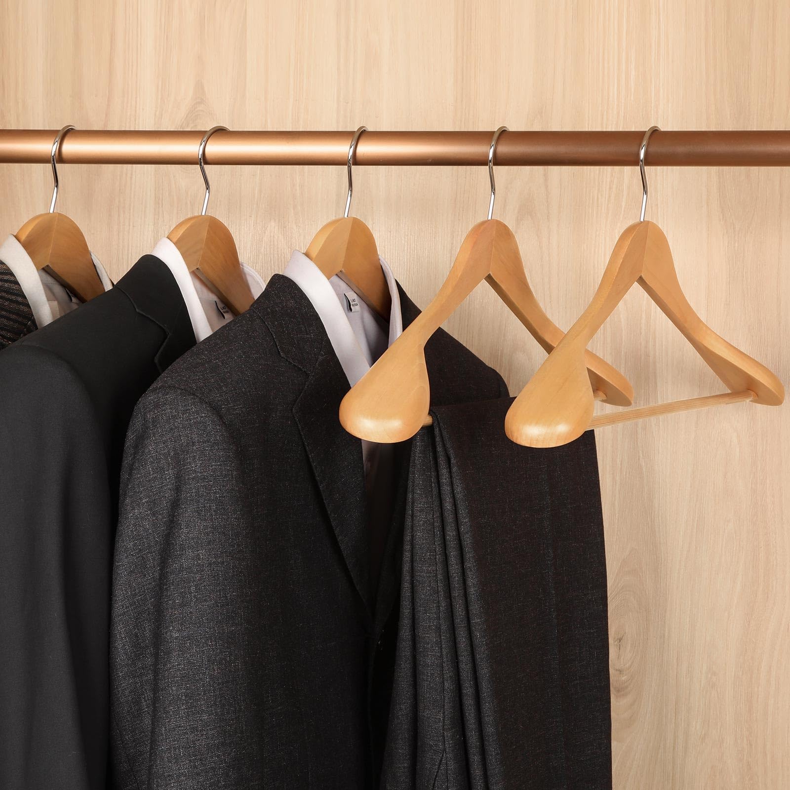 TOPIA HANGER Kleiderbügel aus Holz, breite Schulterbügel, Anzugbügel mit rutschfester Hosenstange und 360° drehbarem Haken, massives Holz, robuster Kleiderbügel, 6 Stück (Natur) - CT02NA