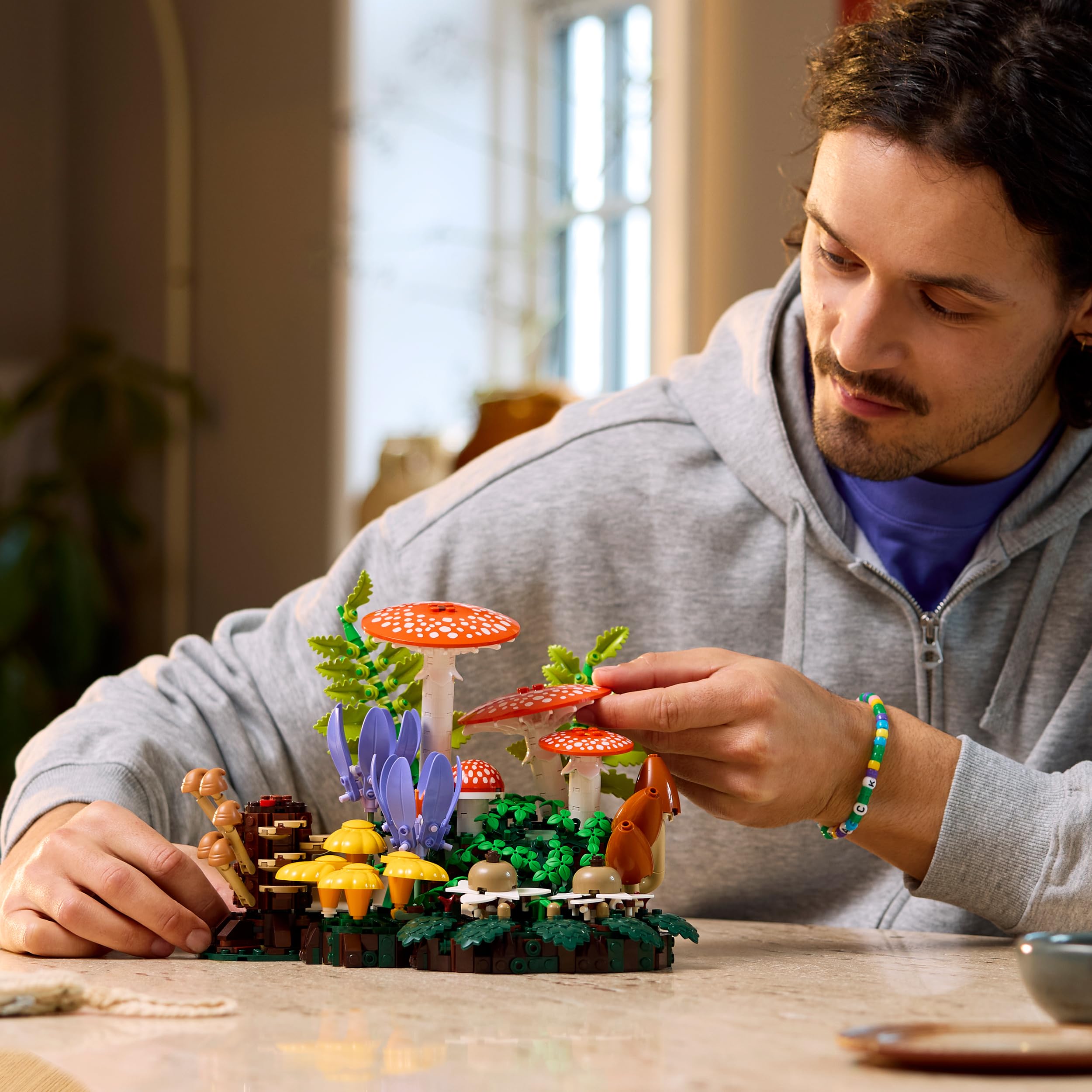 LEGO Botanicals Grzyby leśne, zestaw konstrukcyjny dla dorosłych, roślinna ozdoba do salonu z muchomorem i kwiatami, pomysł na prezent dla kobiety, mężczyzny i miłośników roślin 11505