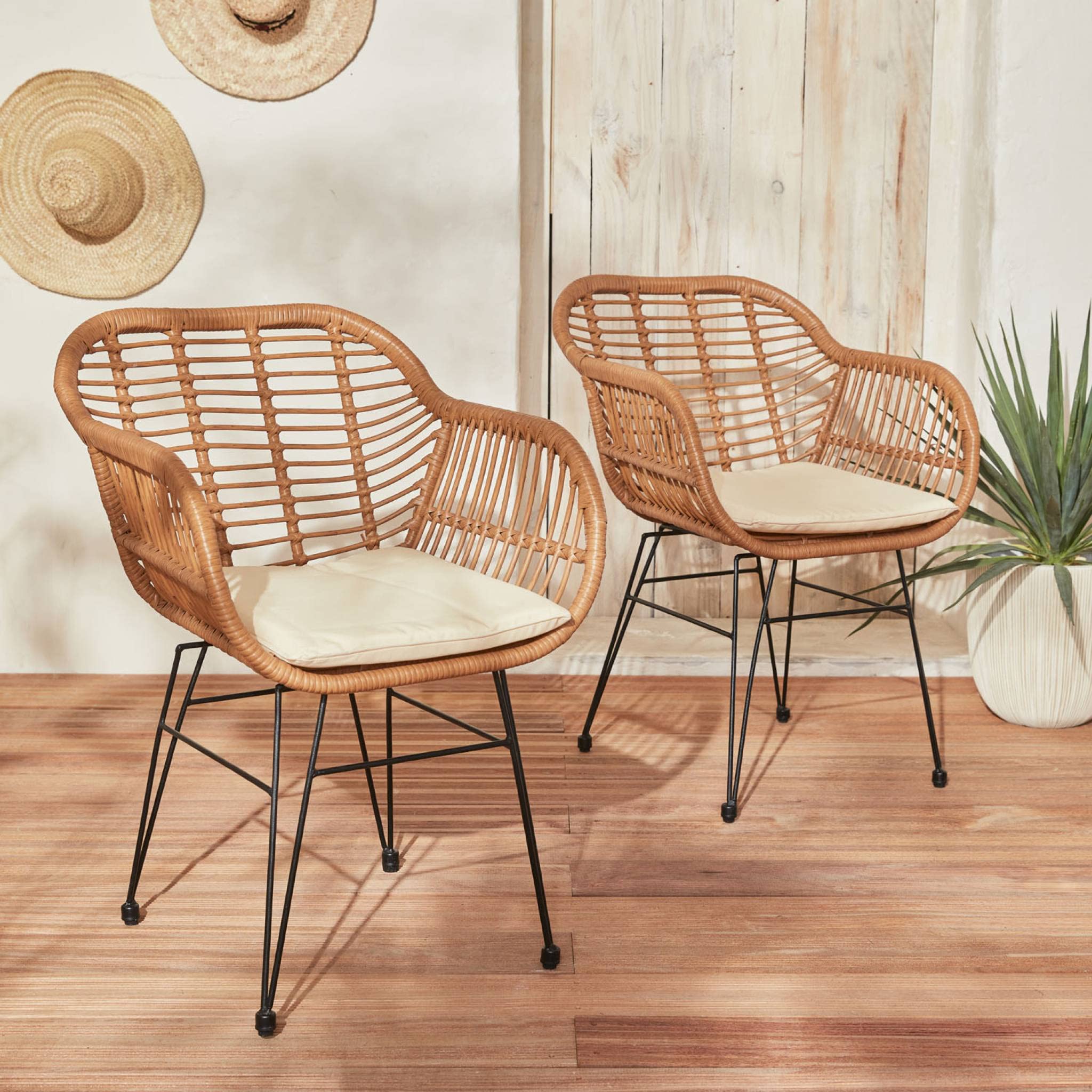 Alice's Garden - Lot de Deux fauteuils Effet rotin- résine et métal Noir. Style Colonial. Assise Beige