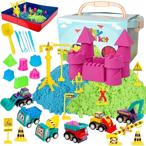ThinkMax Kit de arena para niños, arena de 3 libras, 6 mini camiones de construcción, juguetes, letreros, moldes de castillo, herramientas, caja