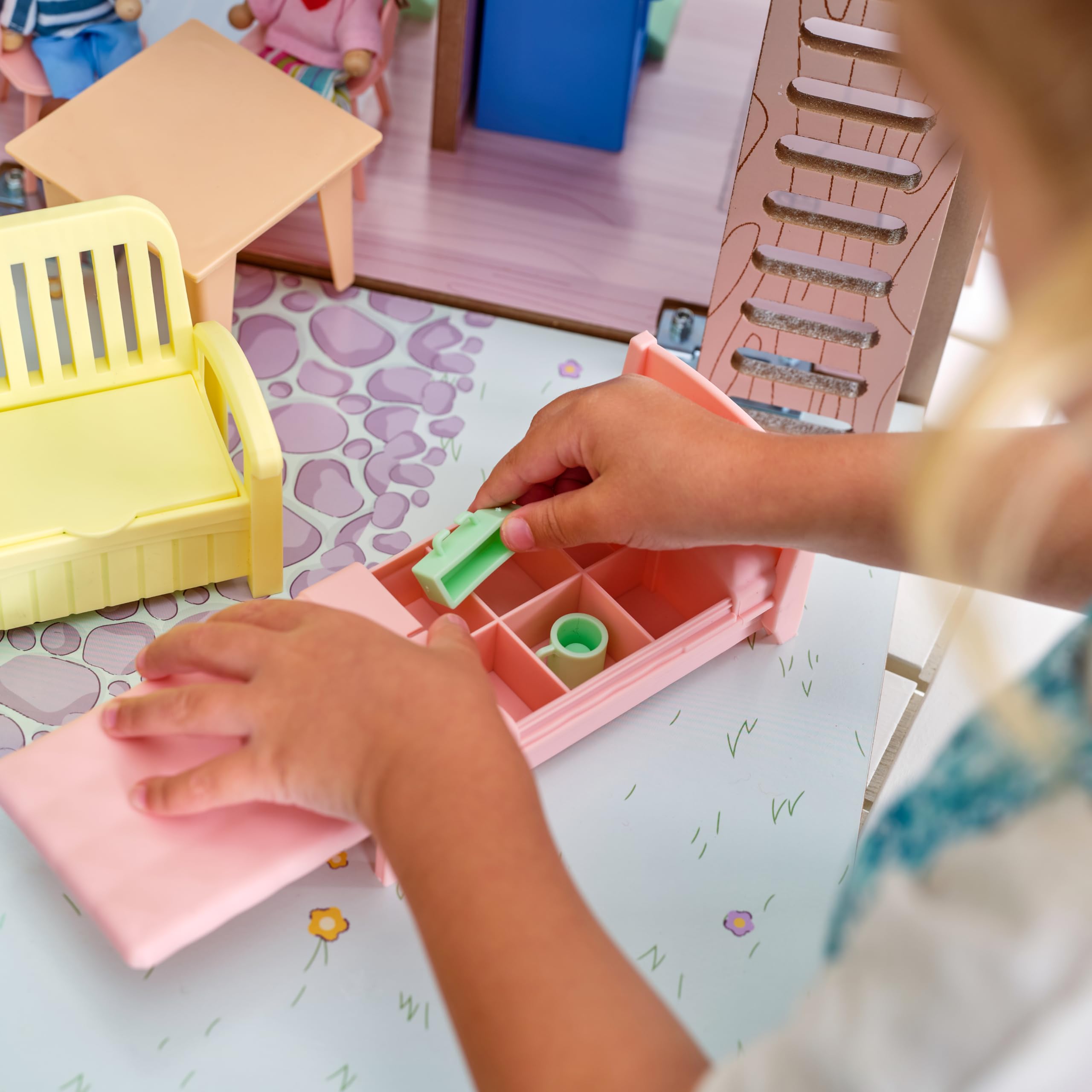 KidKraft Casa delle Bambole in Legno Play & Store Cottage con Accessori e Mobili, Set da Gioco a 3 Piani per Mini Bambole di 12 cm, Giocattolo per Bambini, 20510