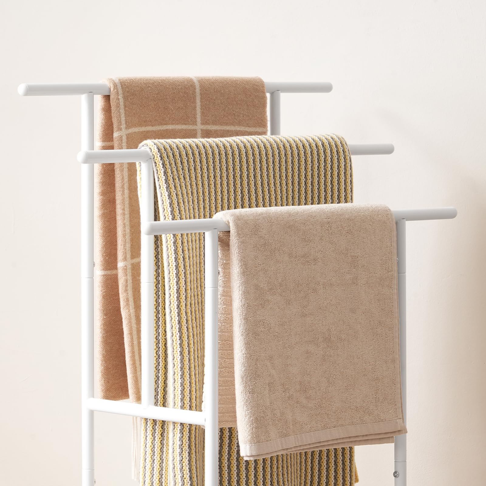 HOOBRO Porte-Serviettes sur Pieds avec 3 Barres, Support Salle de Bain, Blanc et Bois EWN05LB01
