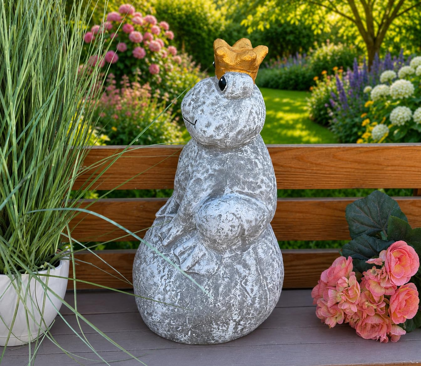 stoneandstyle Froschkönig auf Kugel aus Steinguss frostfest | wetterfeste Gartenfigur Frosch mit Krone für Garten, Terrasse & Teich