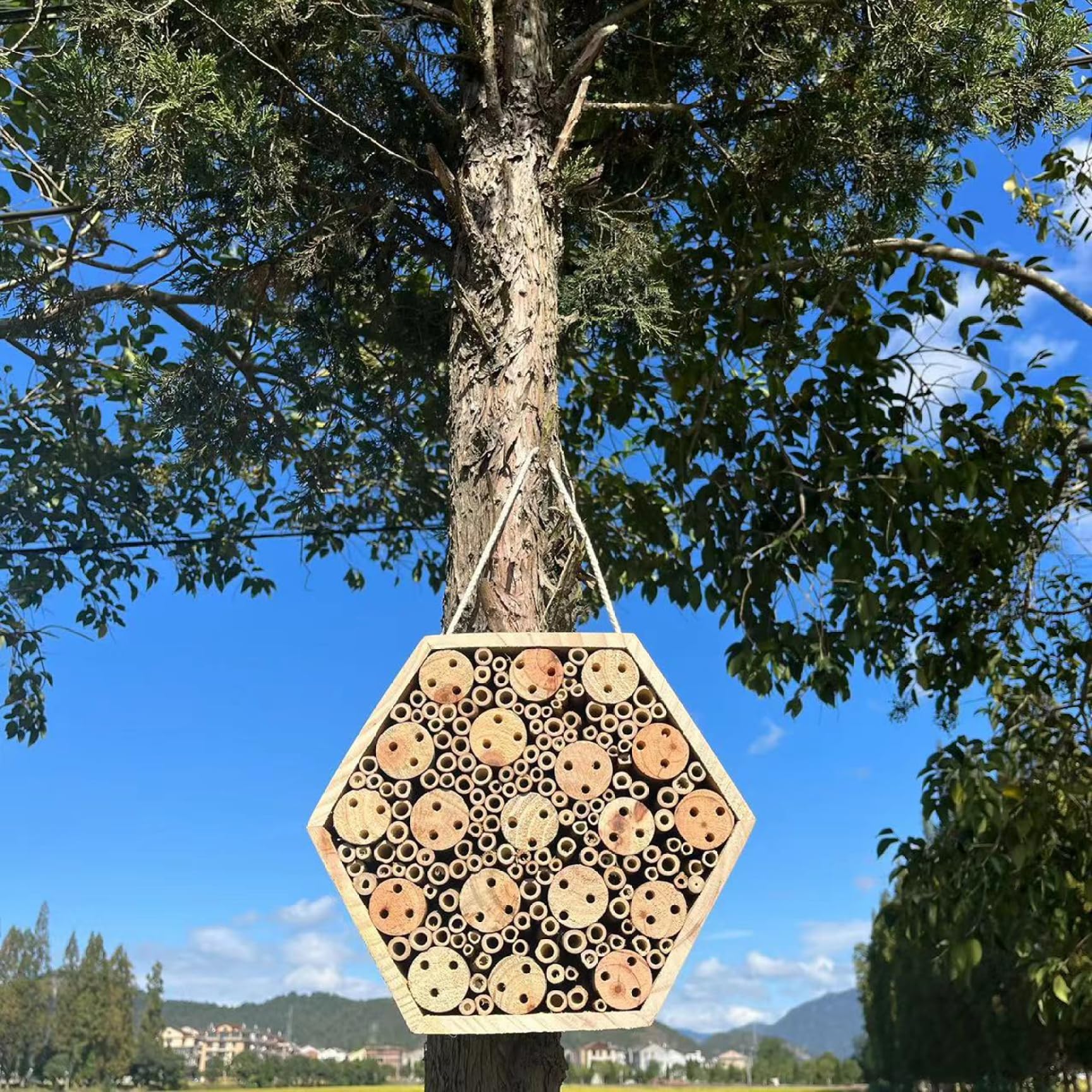 Sechseckiges Bienenhaus aus Holz für den Garten – Naturhotel mit Hängeseil, Mauerbienenhaus für den Außenbereich, um Bestäuber anzulocken, Insektenhotel-Gartendekoration