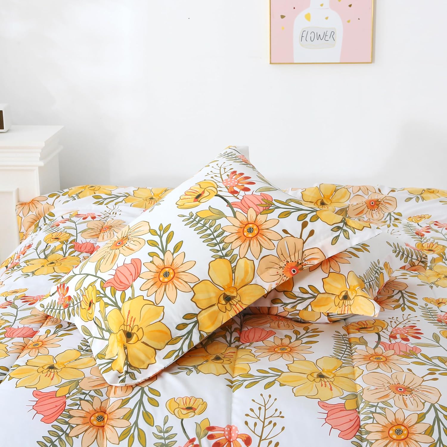 Mooreeke Floral Queen Size Comforter Sets, Vintage Pink & Yellow Flower Patterned Bedding for All Seasons, 3-Piece Vintage Bed in a Bag with Fluffy Quilted Reversible Comforter & 2 Pillow Shams