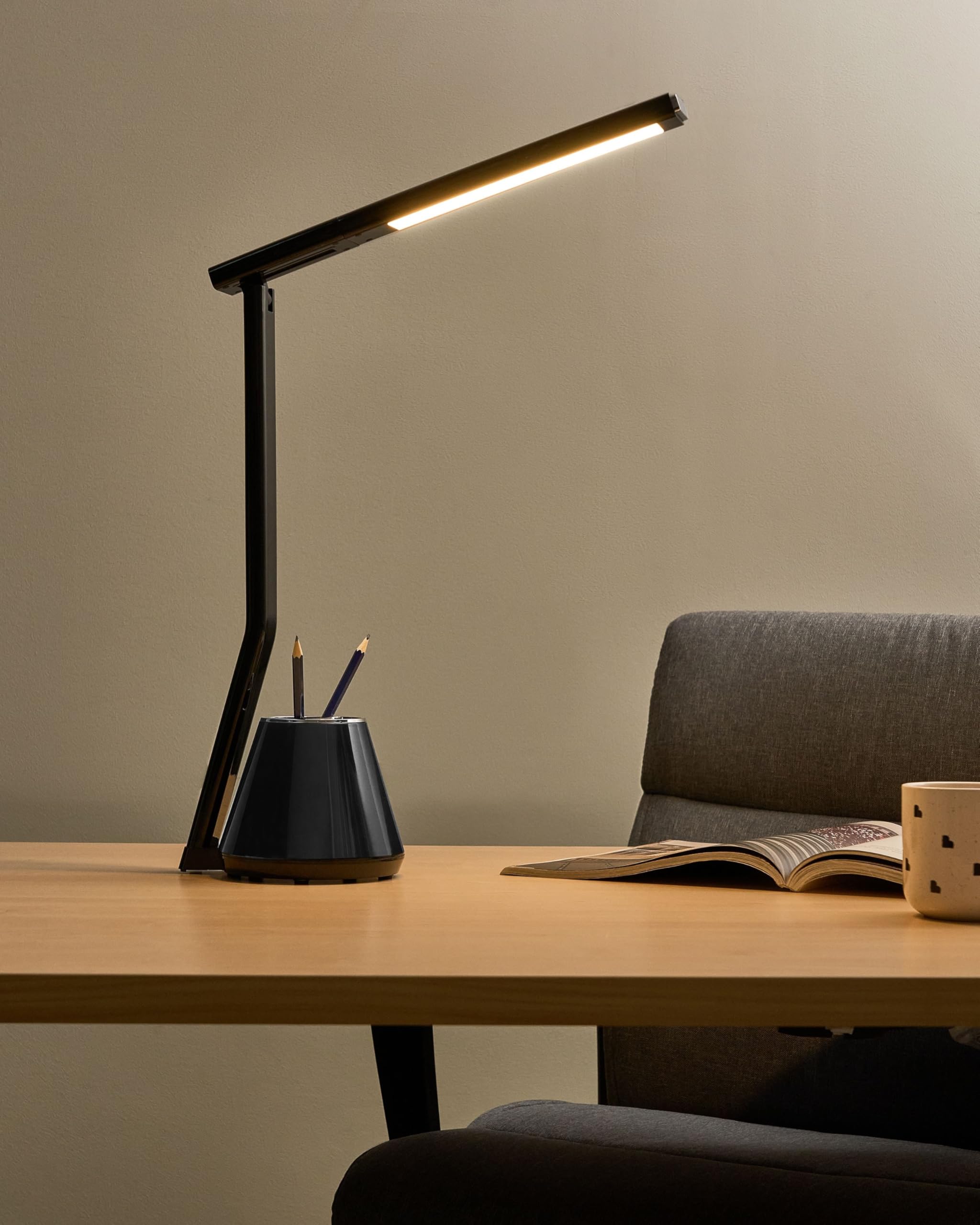 Beliani Lampada da scrivania moderna a LED con portapenne 3 modalità Materiale sintetico Paralume regolabile Nero