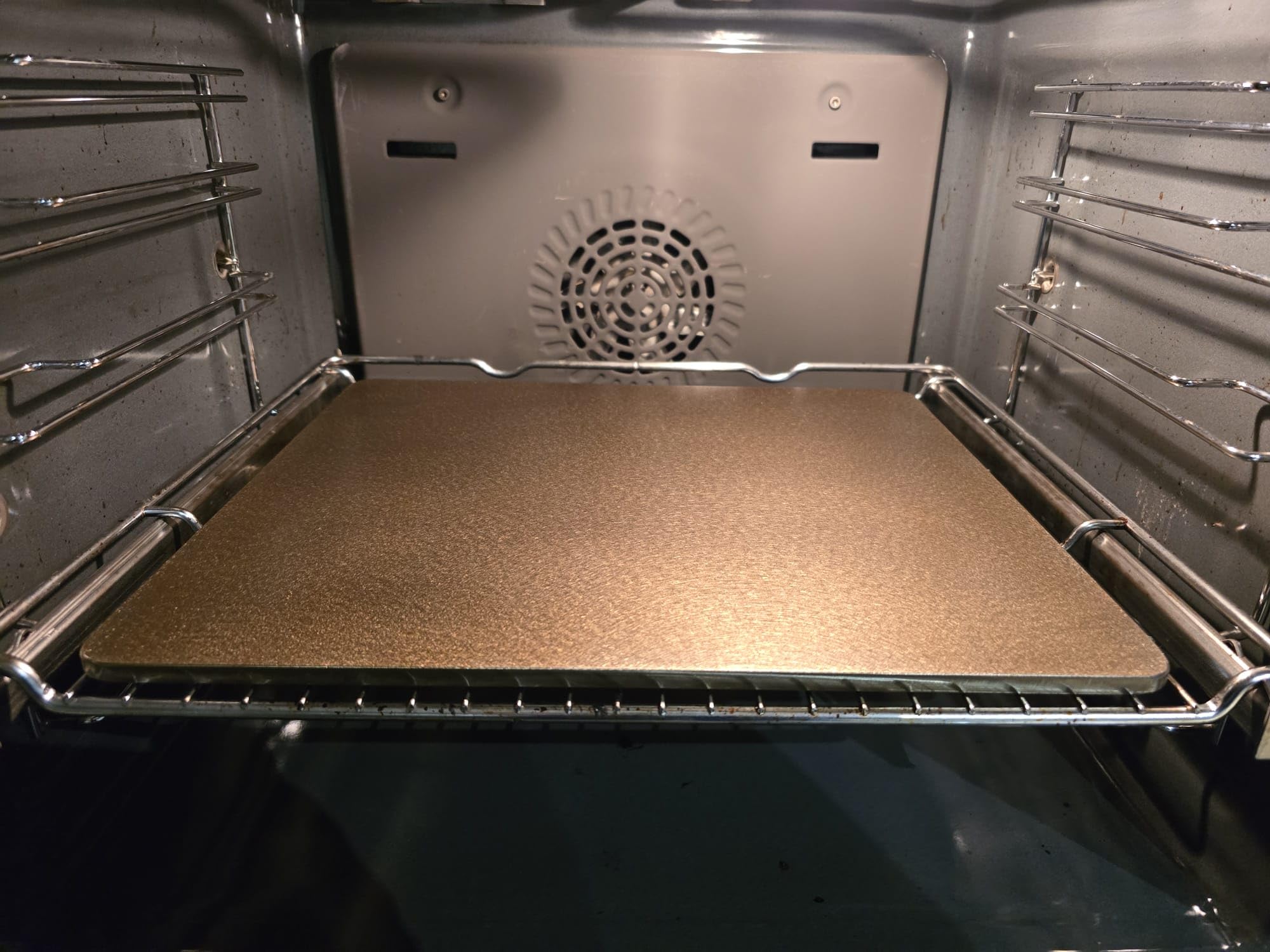 Backstahl für Pizza und Brot 38 x 33 cm / 8 mm Stärke. Premium Pizzastein aus hochwertigem Stahl. Pizzabackstahl für Backofen und Grill. Keine scharfen Kanten