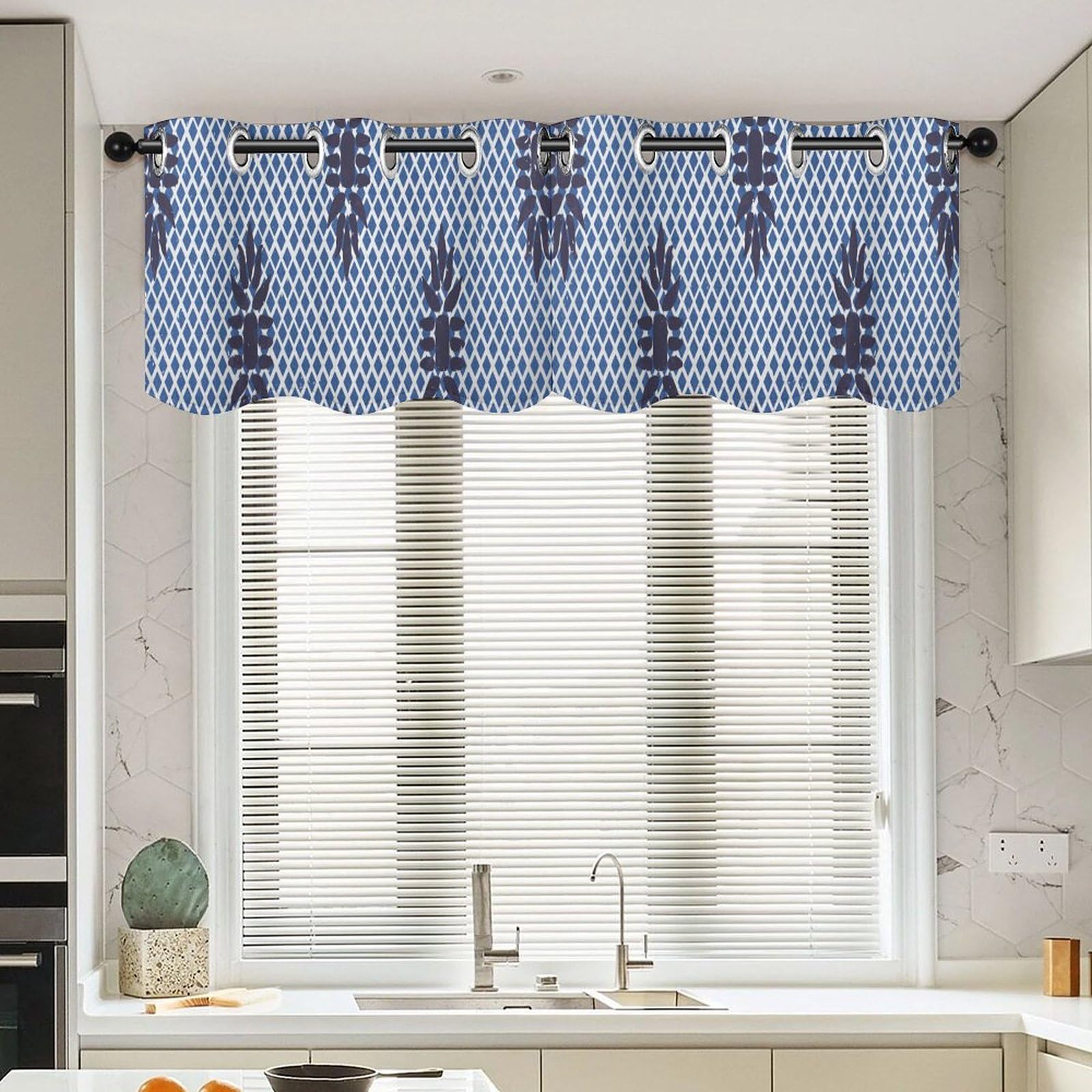 Rideaux de cuisine en treillis bleu pour tamiser la lumière et décorer vos fenêtres