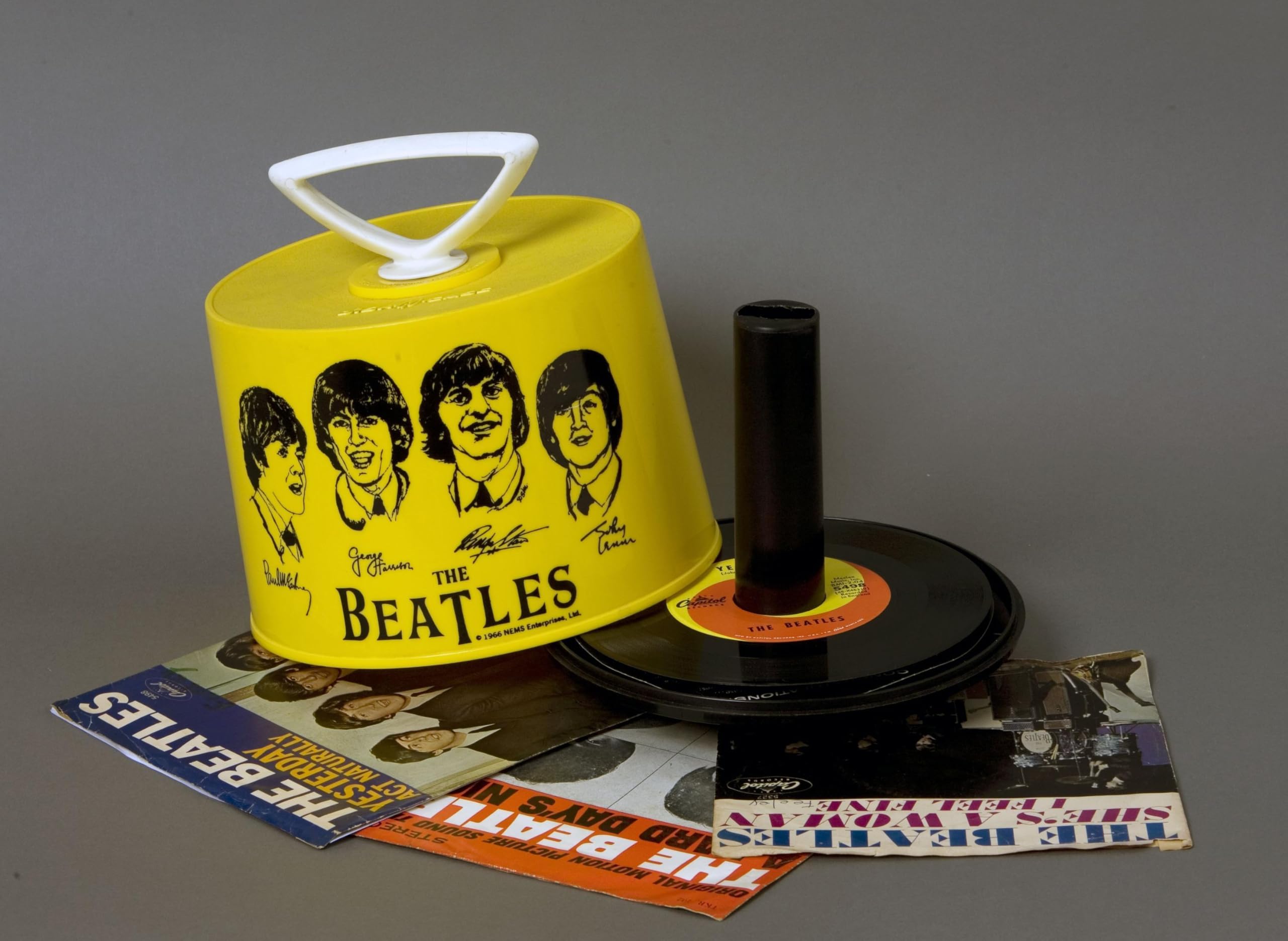 Beatles maniac. Storia, gloria, memoria di una rivoluzione. Con cartolina official Beatle Goodies, Beatles Maniacs, Hollywood, California, 1964. Con playlist speciale su Spotify. Con riproduzione ...