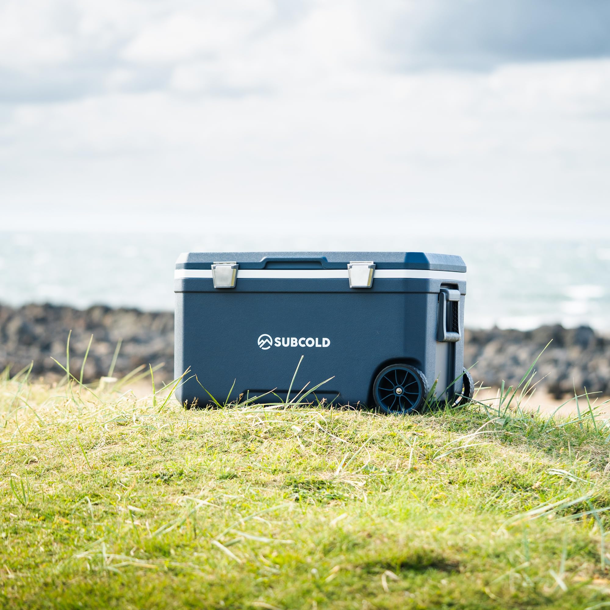 Subcold Glacière à roulettes MOBI70, bleu, 70 L, isolation en mousse PU | Glacière à roulettes avec poignées et drainage, glacière pour voyage, voiture, camping et plein air, reste fraîche pendant