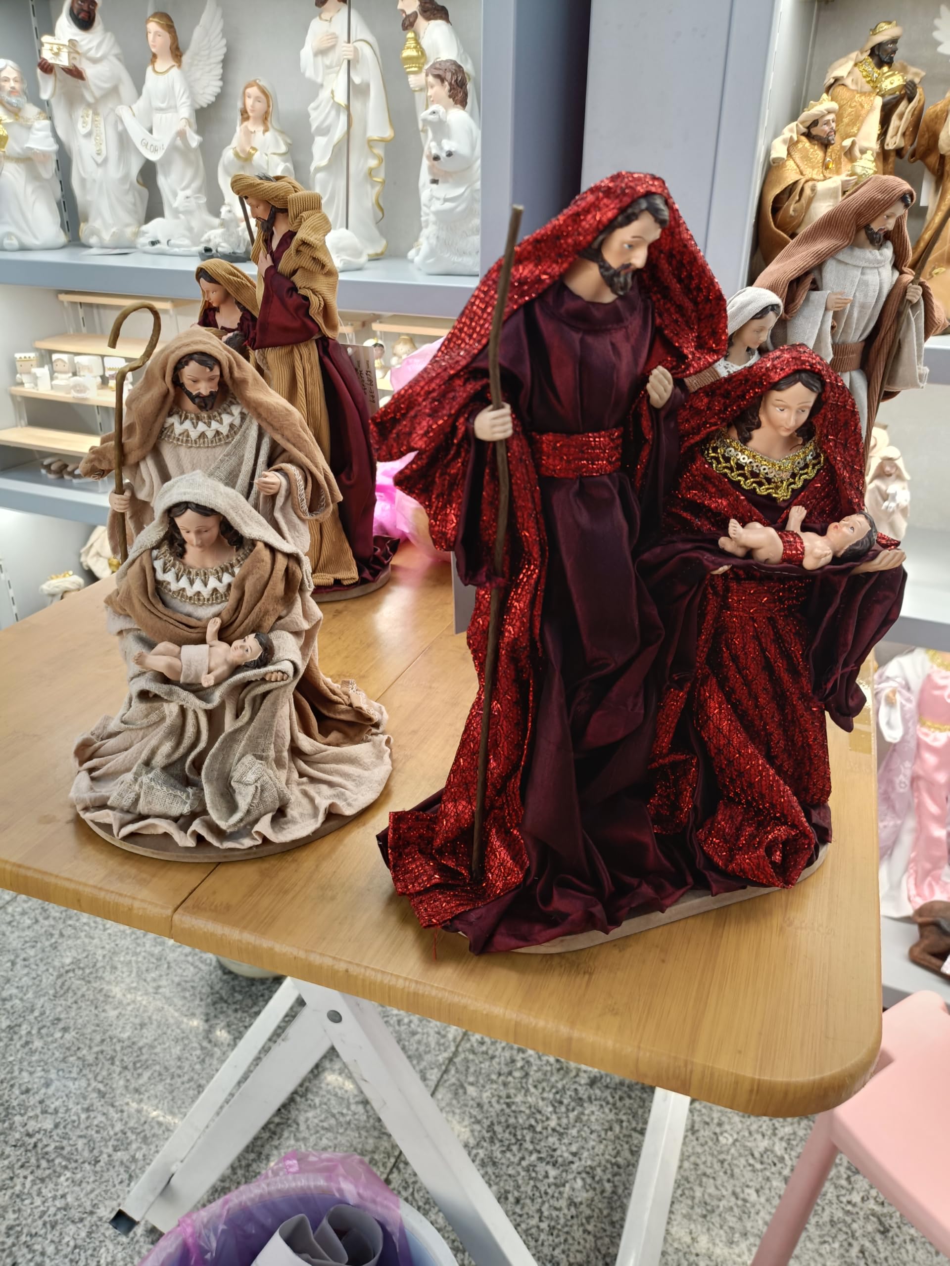 Nazareth Store Ensemble de crèche rouge en tissu résine coton vêtements sainte famille trois personnes ornements