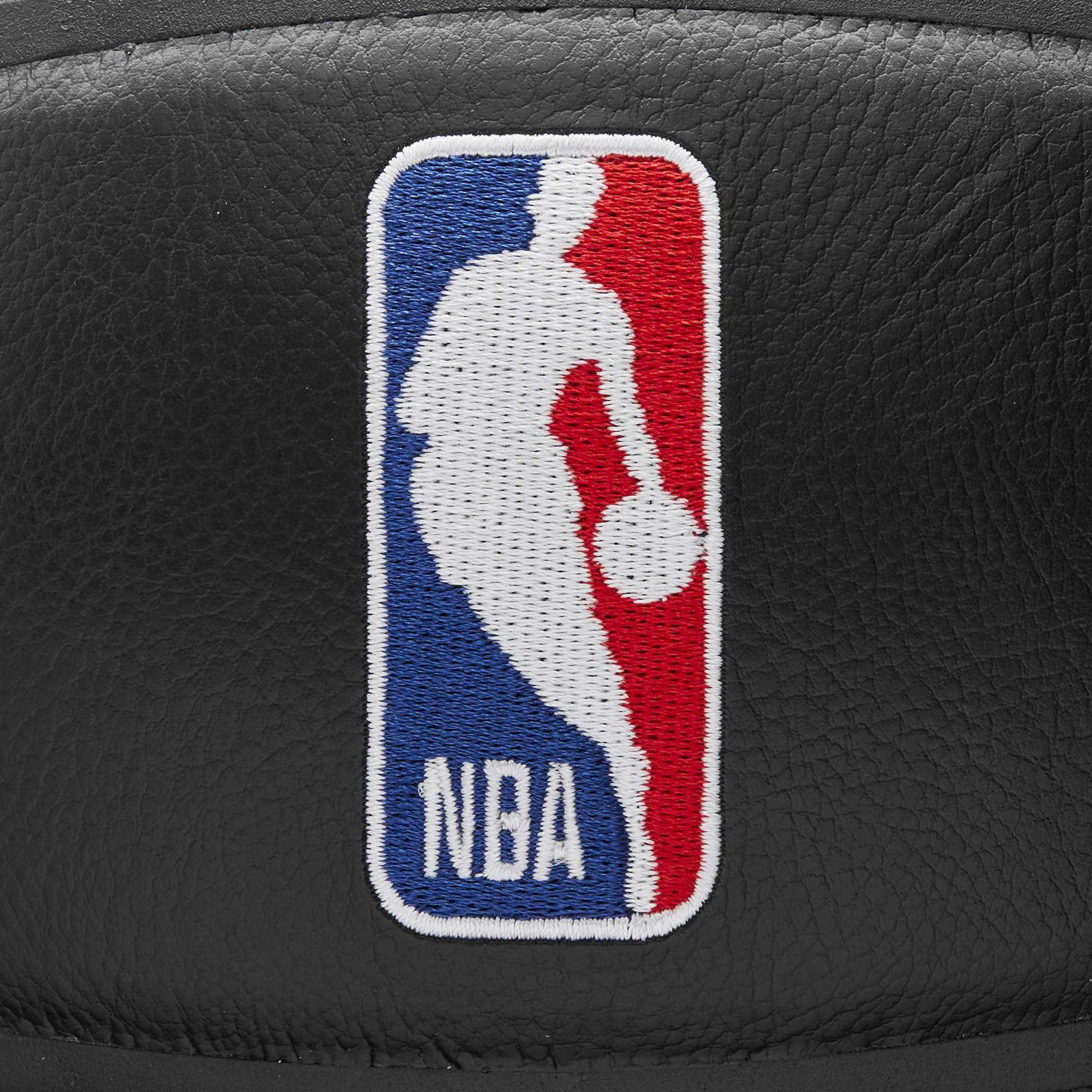 Wilson NBA All Team Premiere Basketball, Mit einem Dual-Depth-Design und Einer schlangenhauttexturierten Oberfläche, Verbesserte Luftstabilität, Team-Logo-Stickerei, Größe: 7