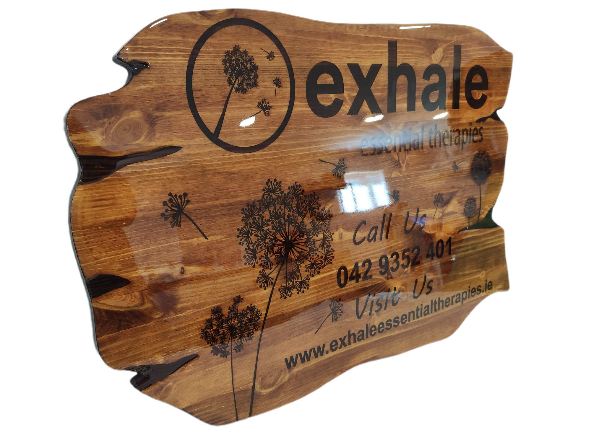 Placa de madera grabada a medida grande hecha a mano para exteriores completamente sellada con resinas. El tamaño del cartel es de 850 x 550 mm, 20 mm de grosor.