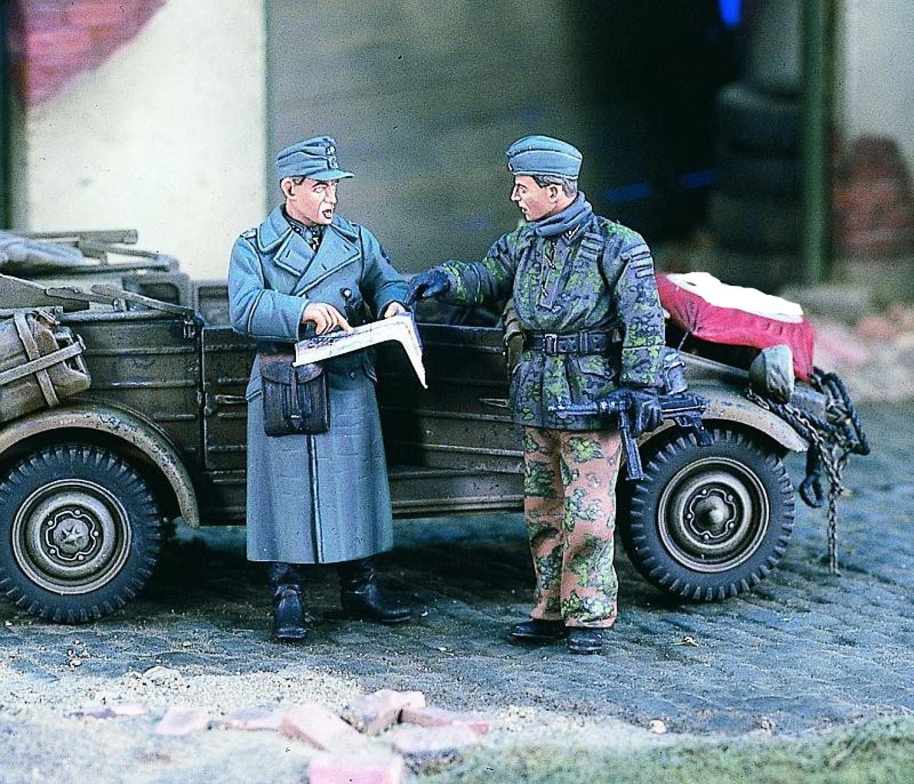 1/35 World War II officers discussing the battle situation resin character model (2 people, no map, no car) unpainted unassembled model kit/218Z5