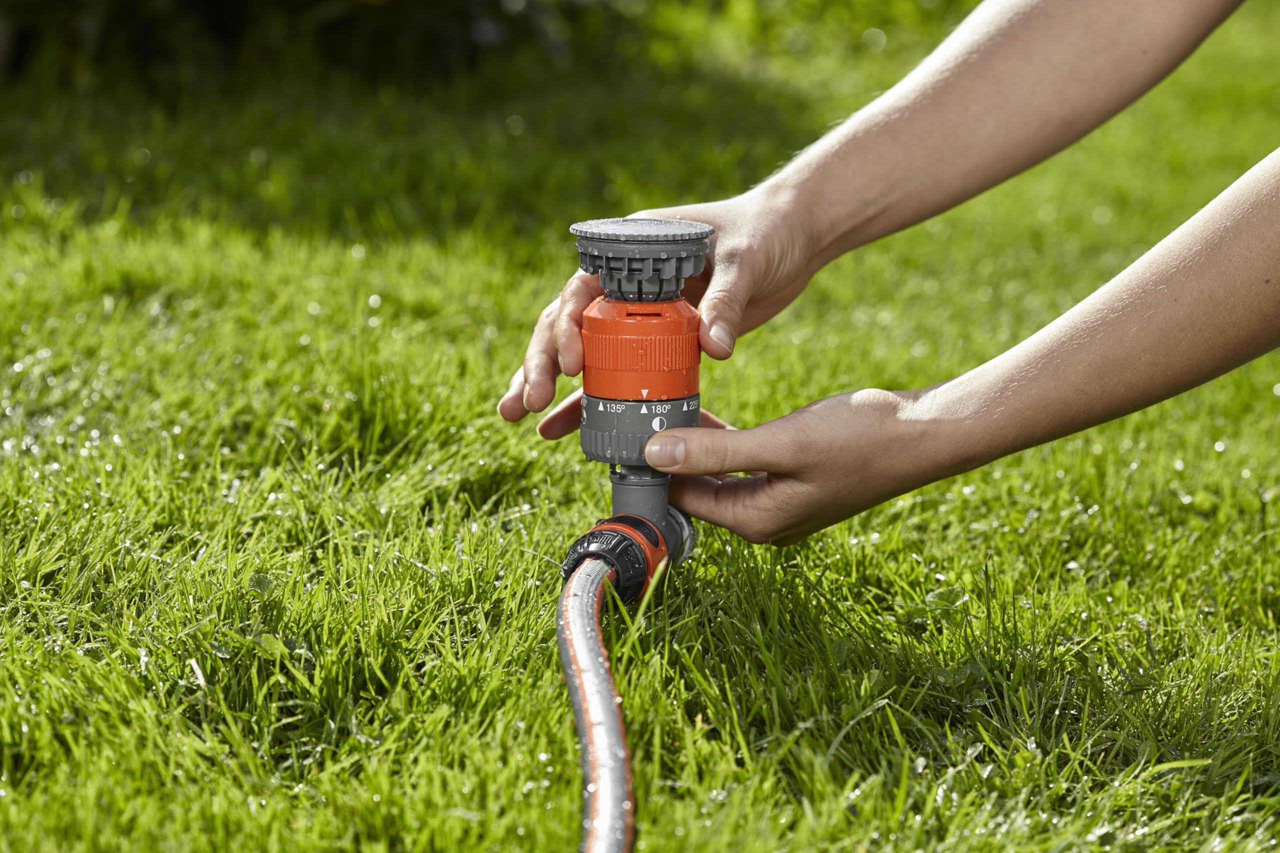 Arroseur Circulaire Vario Comfort de Gardena : arroseur pulvérisateur pour Un arrosage Uniforme, pour des Surfaces jusqu'à 225m², portée 8,5 m, réglage de Secteur à 7 Niveaux de 90° à 360° (1949-20)
