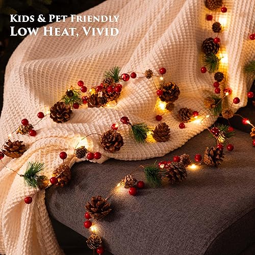 Miniatura 5 de Guirnalda de Navidad con luces, 6.5 pies, 20 luces LED, cono de pino rojo y bayas, funciona con pilas, guirnalda de luces con 8 modos, control