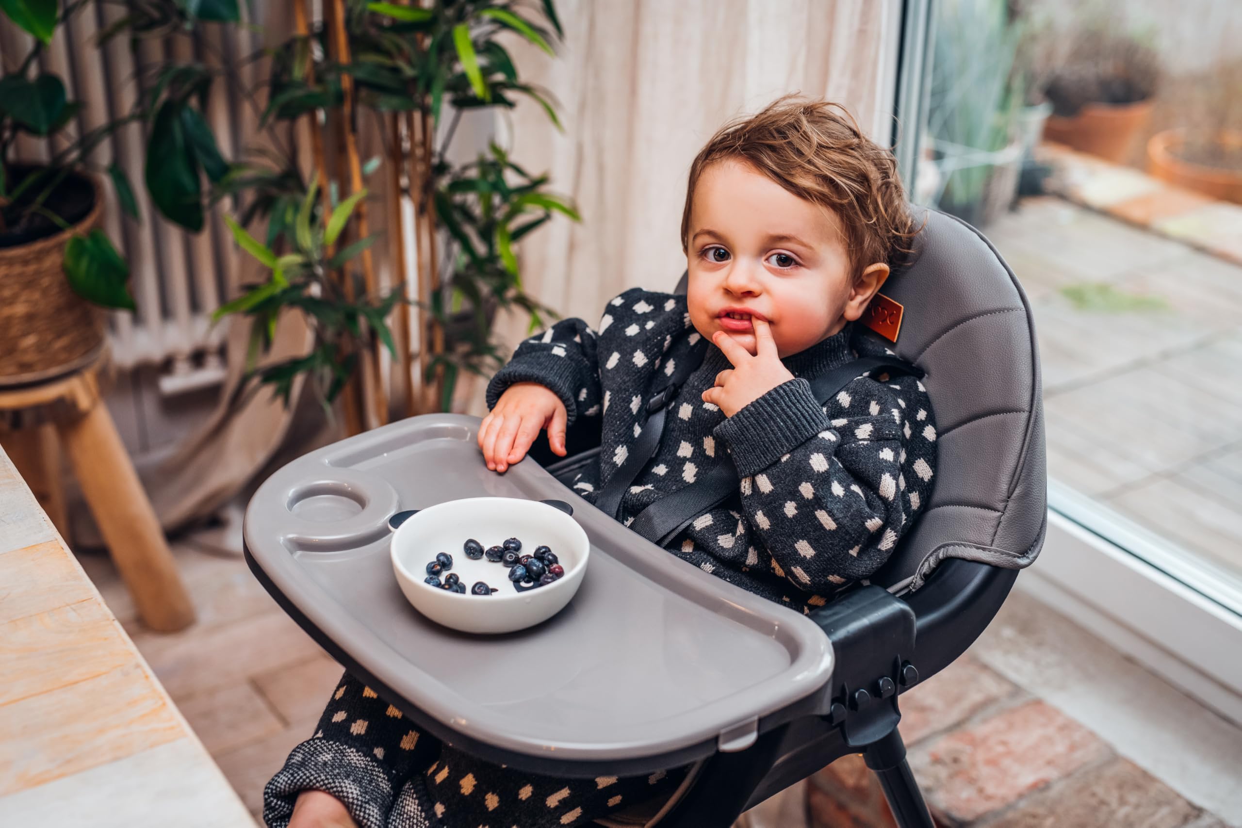 MoMi Seggiolone Pappa Evolutivo 3 in 1 - Sedia Evolutiva per Bambini da 6 a 36 Mesi - Cinture di sicurezza, Rivestimento in ecopelle, Poggiapiedi, Portabicchiere, Gioco con Ventosa - Grigio