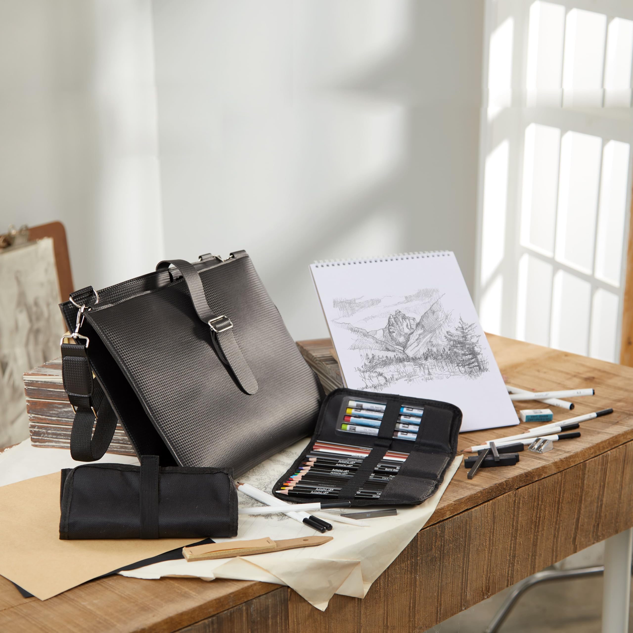 Artist's Loft Set da disegno quotidiano con custodia, include matite acquerellabili, pastelli ad olio, bastoncini di grafite e gomme - 1 set