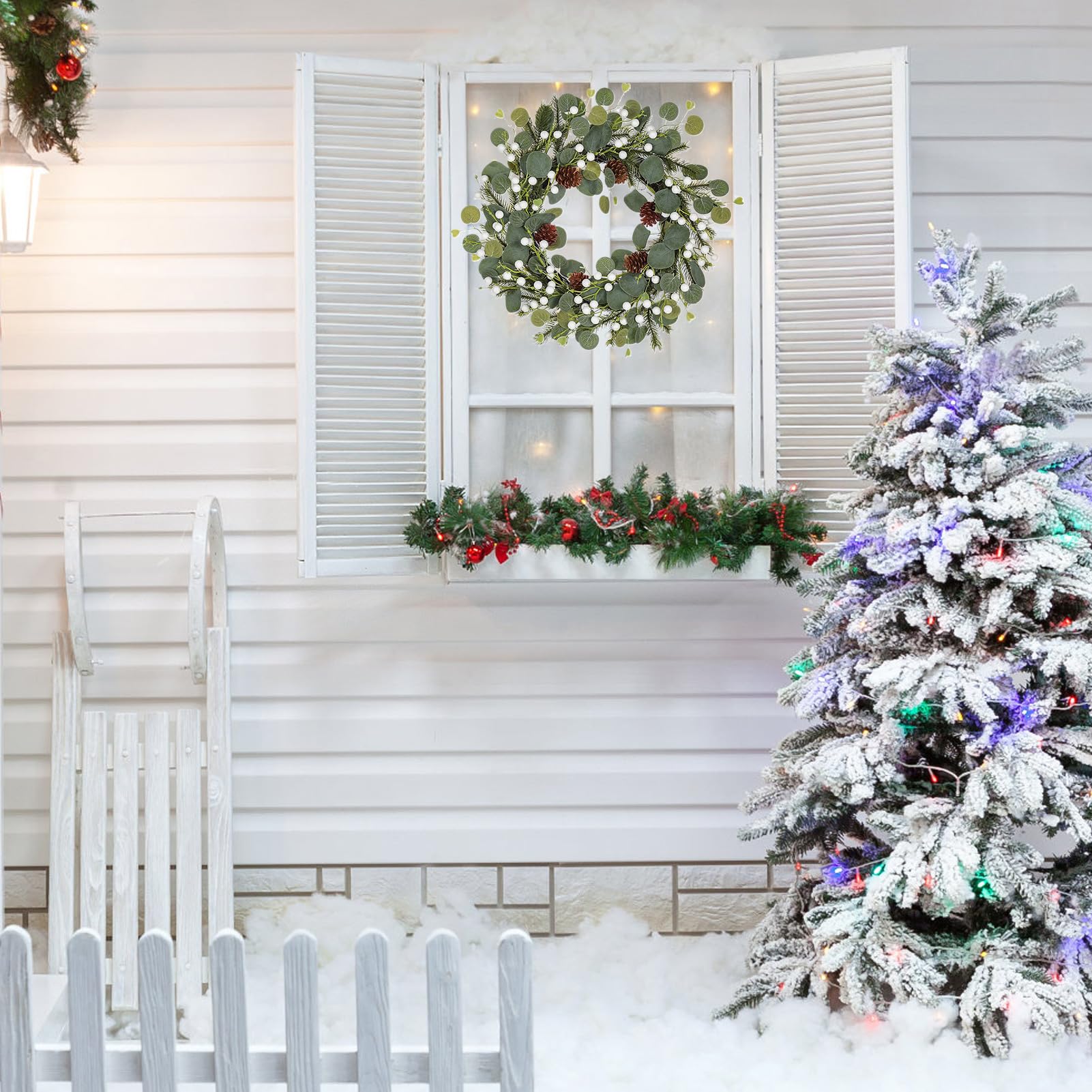Corona Navideña para Puerta de Entrada Corona Artificial de Bayas Rojas Navideñas de 20 Pulgadas con Piñas y Hojas de Eucalipto Adornos Colgantes Navideños para Decoración (Baya