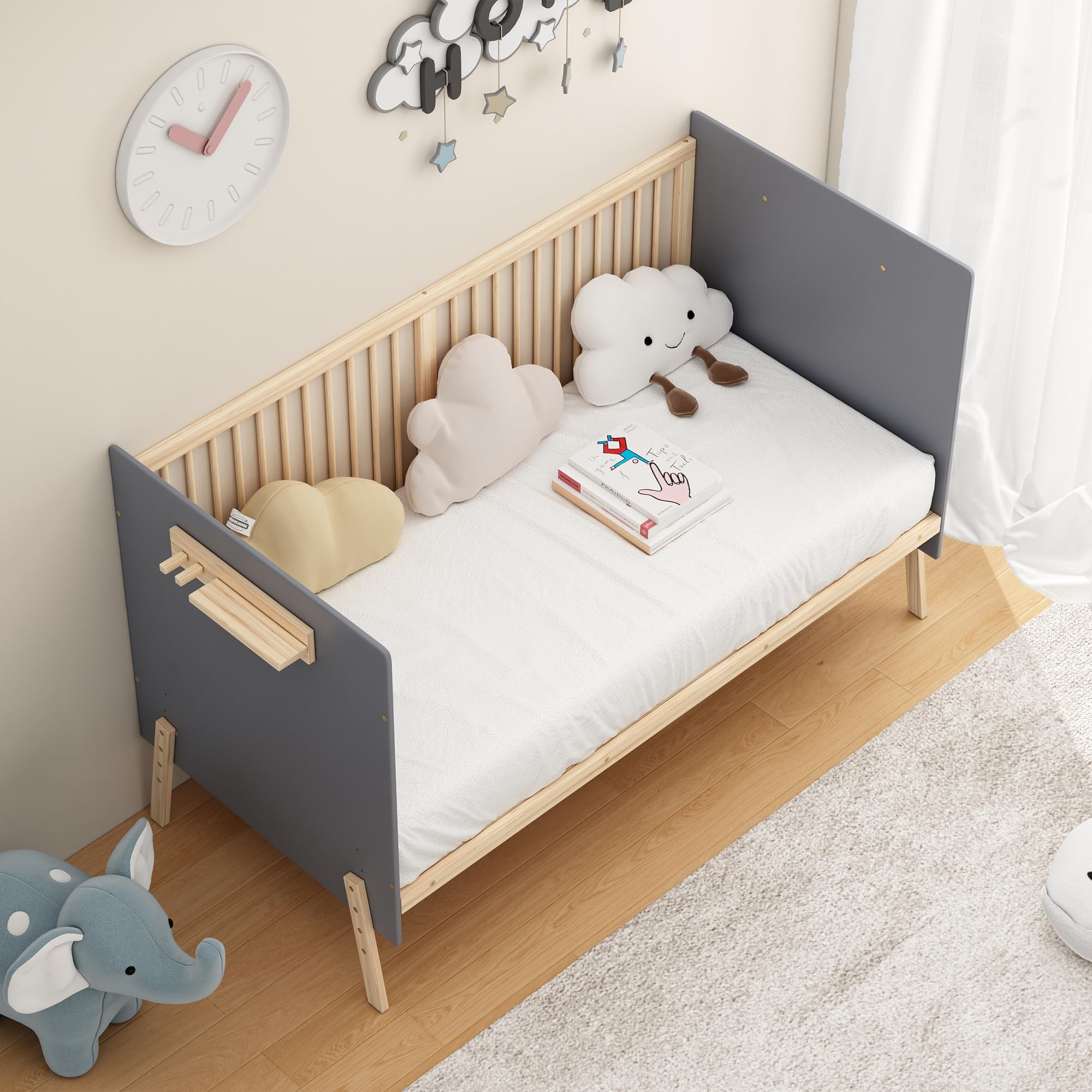 SUKY Verstellbares Massivholz Babybett, mit DREI-stufiger Höhenverstellung, umweltfreundliche Lackierung, als Anschlussbett/Sofabett nutzbar, ohne Matratze, Blaugrau + Naturholzfarbe, 140 * 70 * 86cm