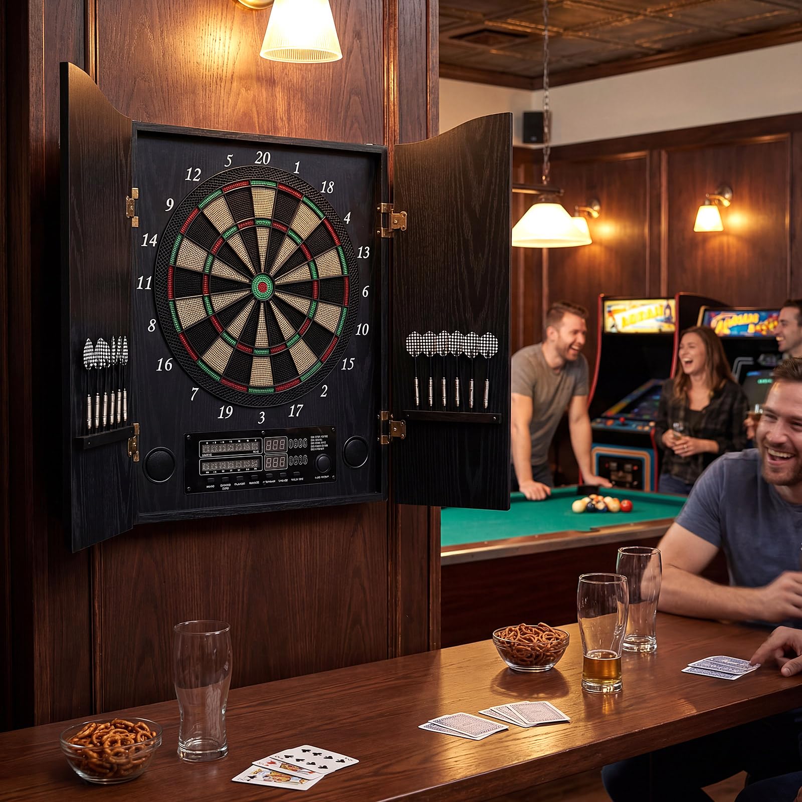 Arrowbash Elektronische Dartscheibe Schrank Set LED Elektronische Dartscheibe Holz Dartscheibe Schrank mit 8 Spielern 25 Spielen12 Soft Tip Darts 50 Ersatz für Erwachsene Familienspiel Keller Rec Room