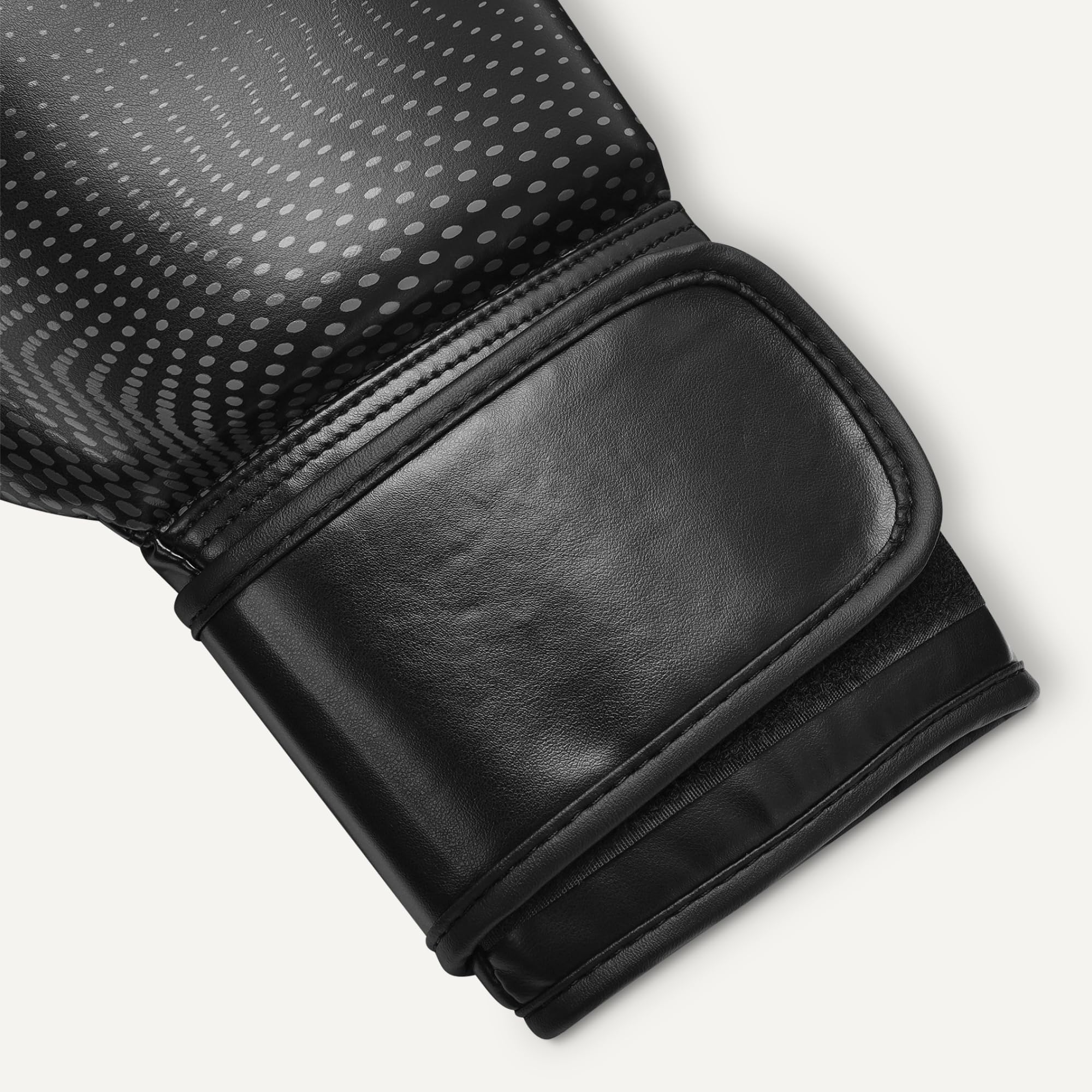 Amazon Basics Gants de Boxe en Cuir Synthétique pour Hommes et Femmes - Gants d'Entraînement pour Sparring, MMA, Muay Thai - Design Ergonomique et Respirant avec Support Poignet - Noir - 5