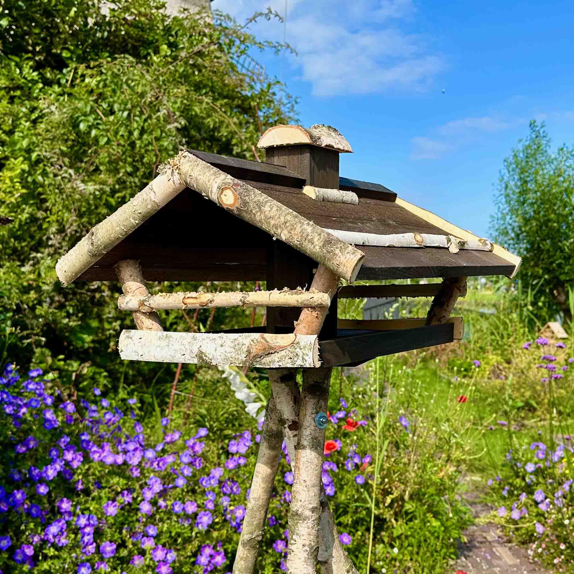 GARTENETAGE Vogelhaus Birke mit Holzdach/Vogelhaus mit Ständer wetterfest und stabil/Vogelfutterhaus mit Ständer/Robustes Vogelhäuschen für Ihren Garten