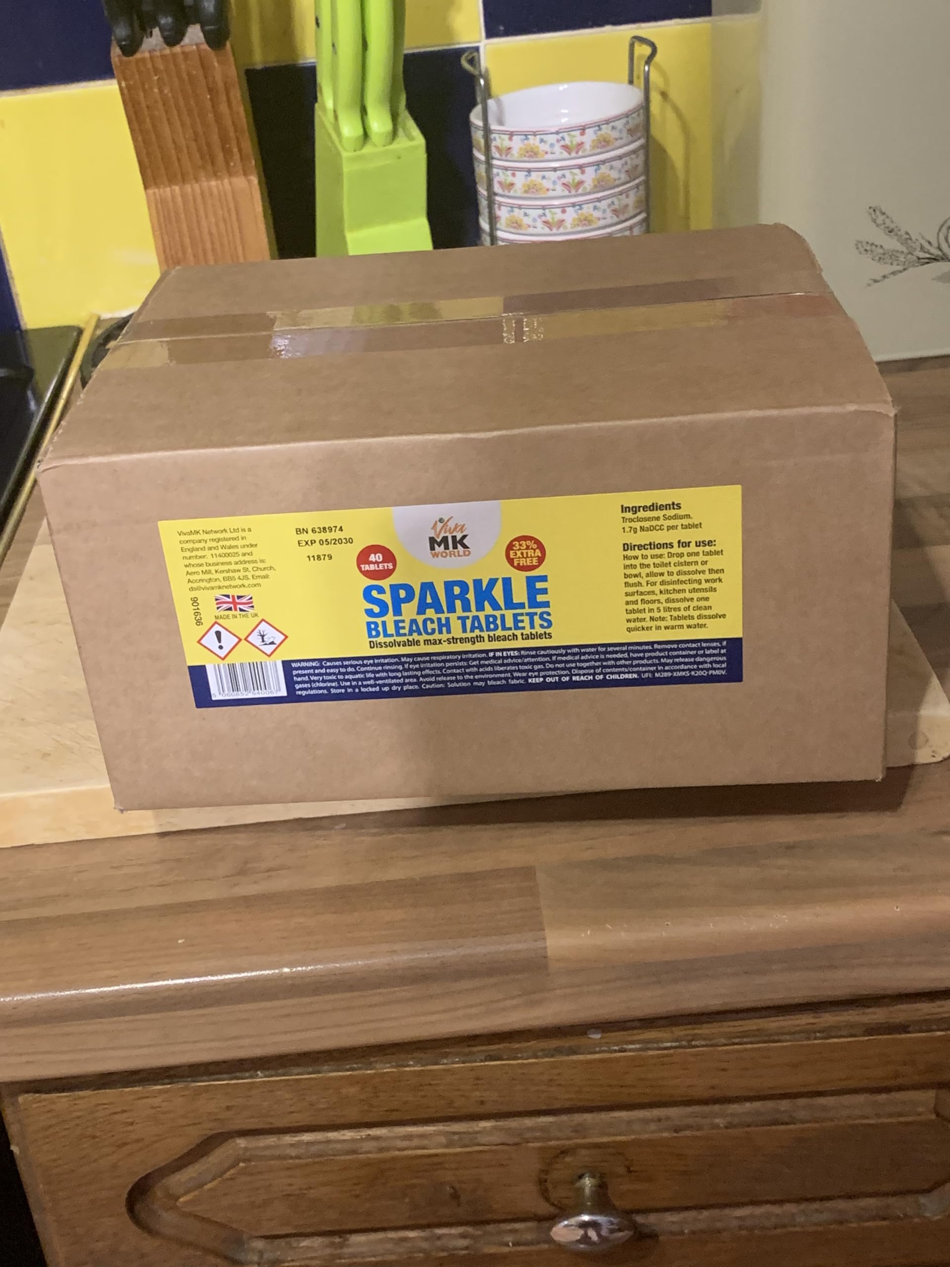 Bulk Case - Confezione da 12 flaconi di candeggina scintillante, 40 compresse, massima resistenza, solubili, 33% extra gratis