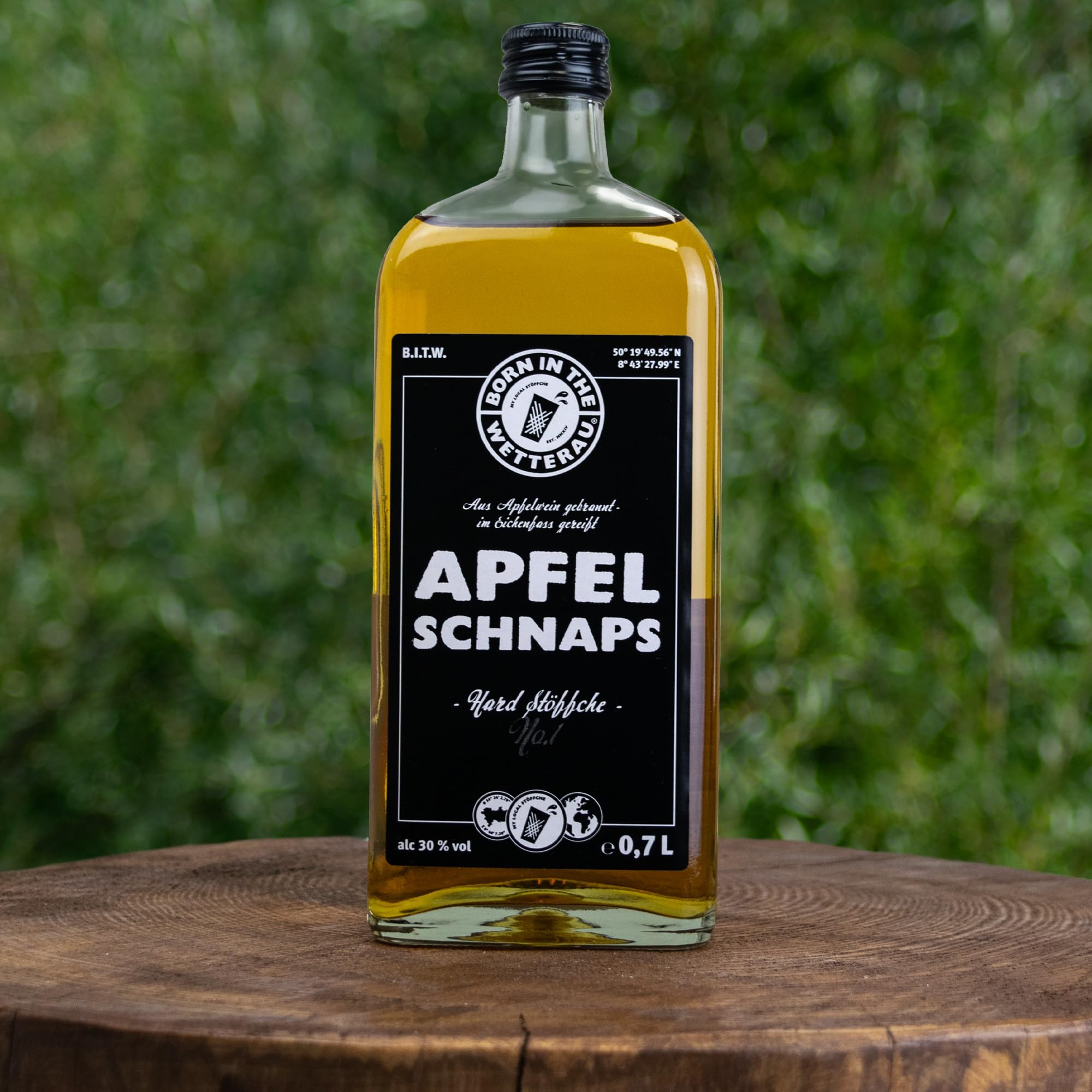 BitW 1x Apfelschnaps 0,7l + 2x kleine Mispeln + 4x Schnapsgläser 4cl | Apfelschnaps 30%-Vol | Born in the Wetterau