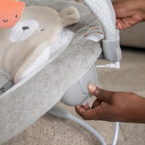 Miniatura 6 de Ingenuity InLighten - Asiento de columpio para bebé con barra de juguete iluminada y almohada de tiempo de barriga de oso - Nate, desde recién