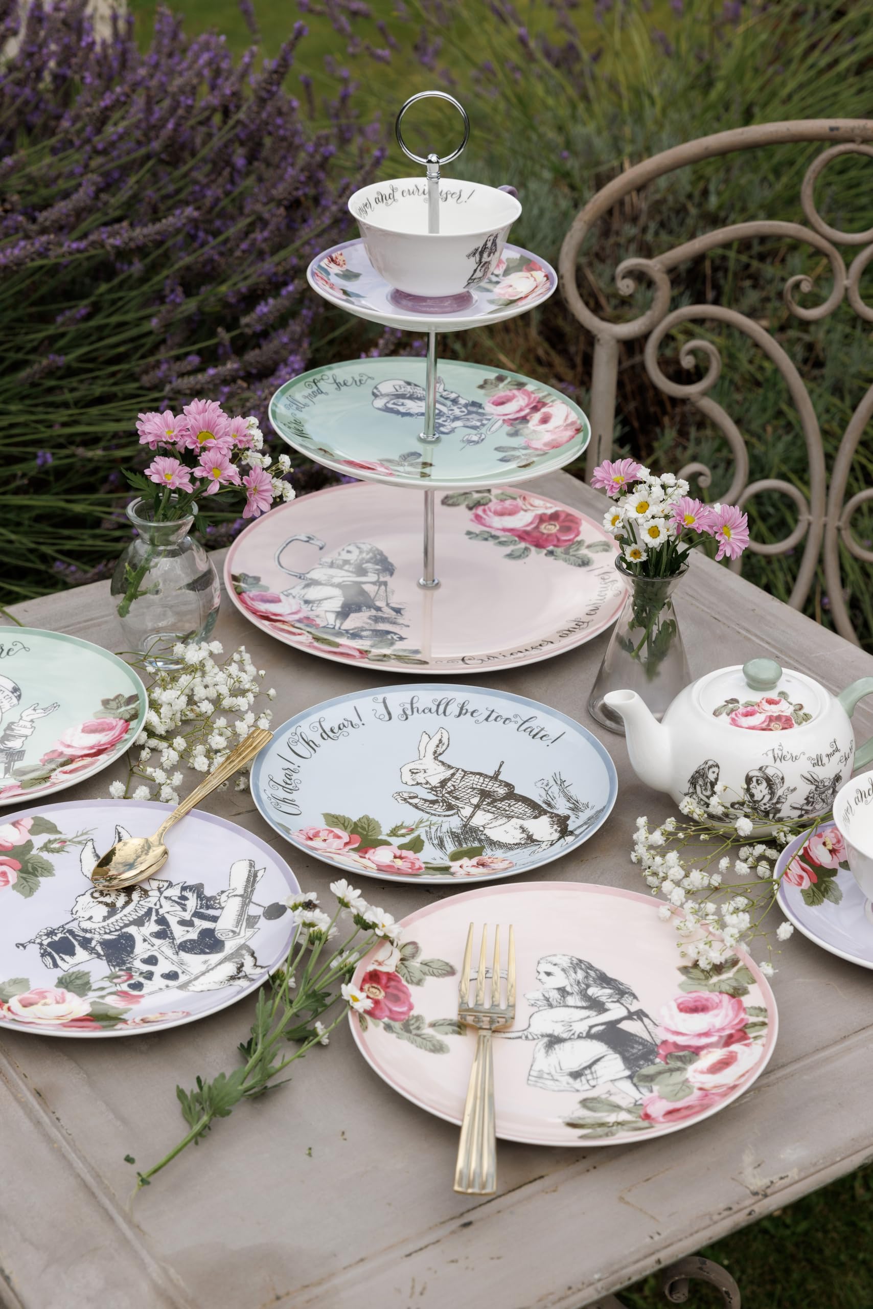 Mikasa and the V&A - Soporte para tartas de 3 niveles, soporte para té de la tarde con taza de té, té de Alicia en el país de las maravillas, porcelana de hueso, apto para lavavajillas y en caja de