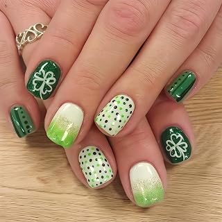 24Pcs St Patricks Day Press on Nails Short Square Green French Fake Nails with Glitter Shamrocks Designs Stick on Nails Polka Dots Full Cover Acrylic False Nails for Women Girls Manicure Accessories