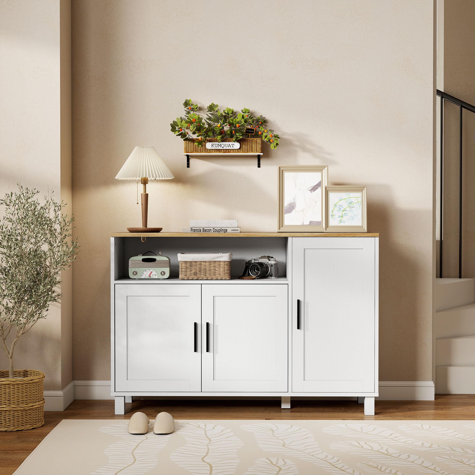 HOMCOM Aparador de 3 Puertas de Cierre Suave, Aparador de Salón con Estantes Ajustables, Compartimento Abierto, Patas de Madera, para Cocina, Entrada, Dormitorio, Blanco, 110x33x75 cm