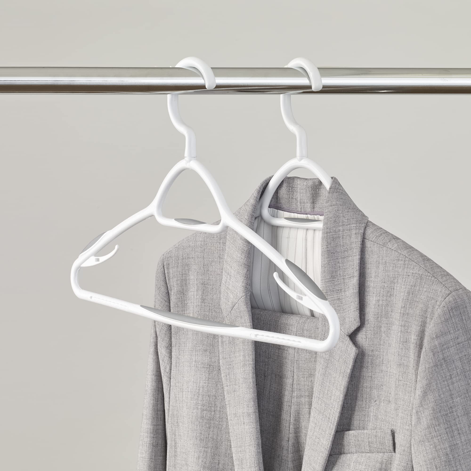 Neatfreak Deluxe-Kleiderbügel, rutschfest, platzsparendes Design für Jacken, Hosen, Hemden, um 360 Grad drehbarer Hals, weiche Griffstangen, hergestellt in Nordamerika, 12 Stück