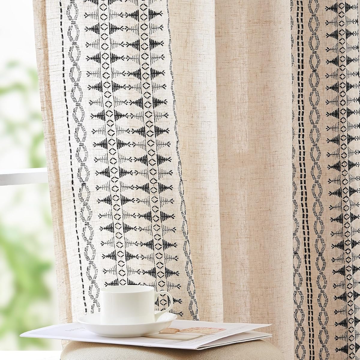 Jinchan Cortinas bohemias bordadas de mezcla de lino para ventana para dormitorio, cortinas de 84 pulgadas de largo, 2 paneles, juego de tratamientos de ventana bohemios con ojales geométricos para sala de estar, negro sobre beige