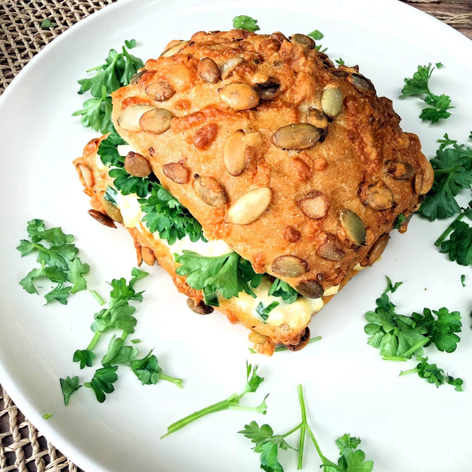 Locawo High Protein & Low Carb Kürbis-Käse-Brötchen | Mehrkornbrötchen | Eiweißbrötchen | Voller Weizengeschmack | Vegan | ideal für eine eiweißreiche, kalorien- und zuckerreduzierte Ernährung