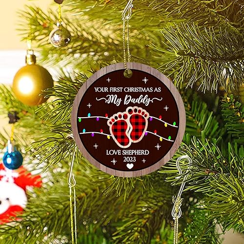 Vista 5 de Adorno de Navidad con texto en inglés "Your First Christmas As My Daddy 2025", regalo de recuerdo personalizado para nuevo papá Adorno Your Are