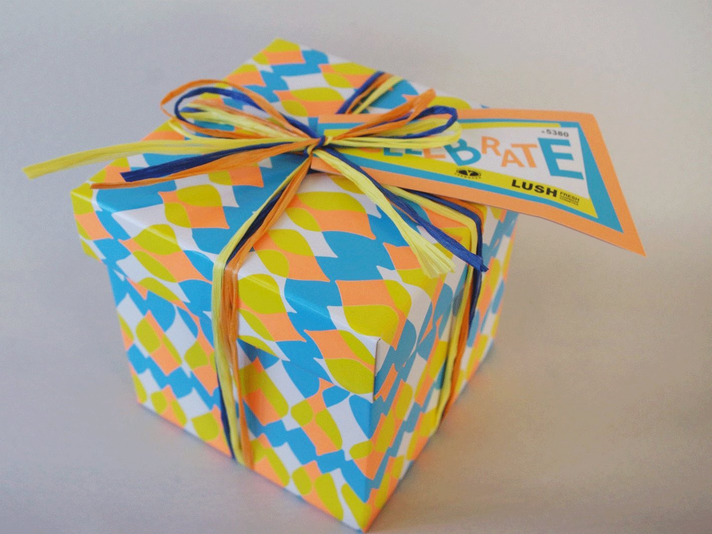 Amazon Lush ラッシュ セレブレイト ラッピング付 バスタイムギフト 入浴剤 ソープ お誕生日 ドラッグストア