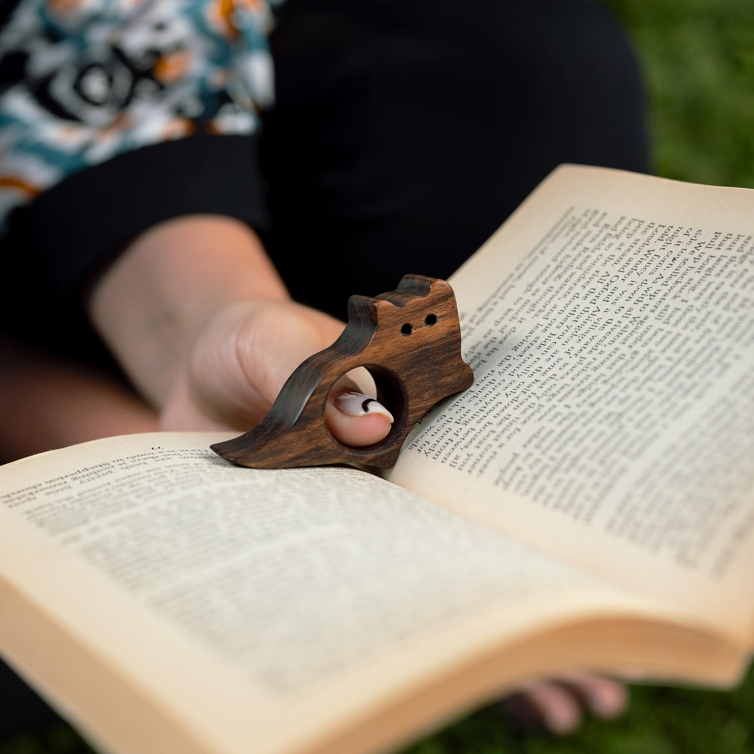 TILISMA Soporte para páginas de libro de nogal natural, marcapáginas, regalo para lectores
