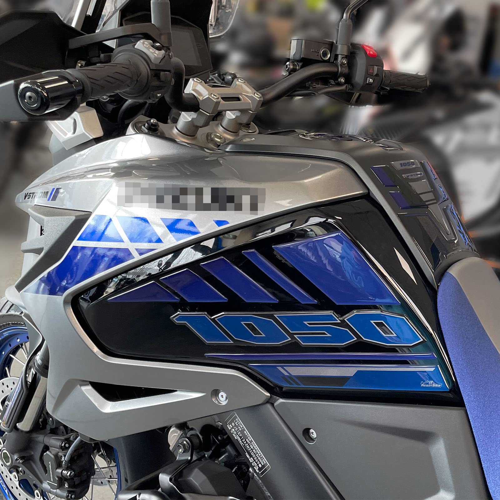 Resin Bike Autocollant Moto Compatibles avec Suzuki V-Strom 1050 XT ABS Gris Aspen 2022. Protections Latérales de Réservoir Contre Les Chocs et Les Éraflures. Paire Autocollant 3D Résinés